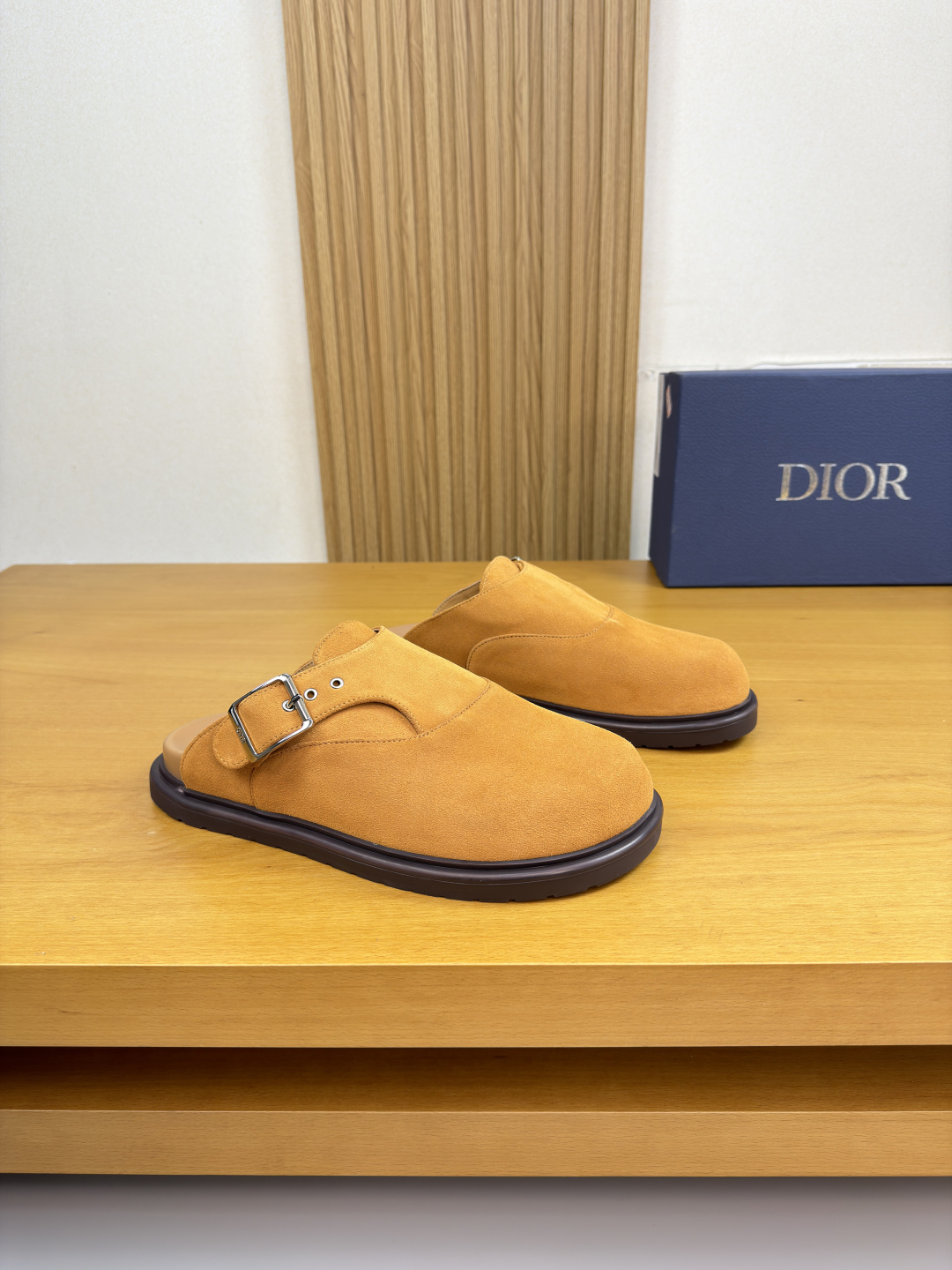 NO:745853,[Dior] Dior - high-end quality original single slippers - brand totem fabric upper, brand metal fasteners - water-dyed calfskin lining - ultra-light TPU platform bag genuine leather rubber outsole; combined molded outsole - ultra-high quality control, fine workmanship highlighted (high-end, luxury, grade)  -Size39-44 (38, 45, 46, can be customized)·DR04843,,dior,dior,slippers,cowhide19860909【Dior】迪奥 -高端品质 原单·休闲凉拖鞋 -鞋面品牌图腾布匹、品牌金属扣件 -内里水染小牛皮 -大底超轻TPU水台包真皮·橡胶；组合成型大底 -超高品控·做工精细凸显(高端·贵气·档次) -Size39-44（38,45,46,可订做)·DR04843,,dior,dior,slippers,cowhide,Men's shoes