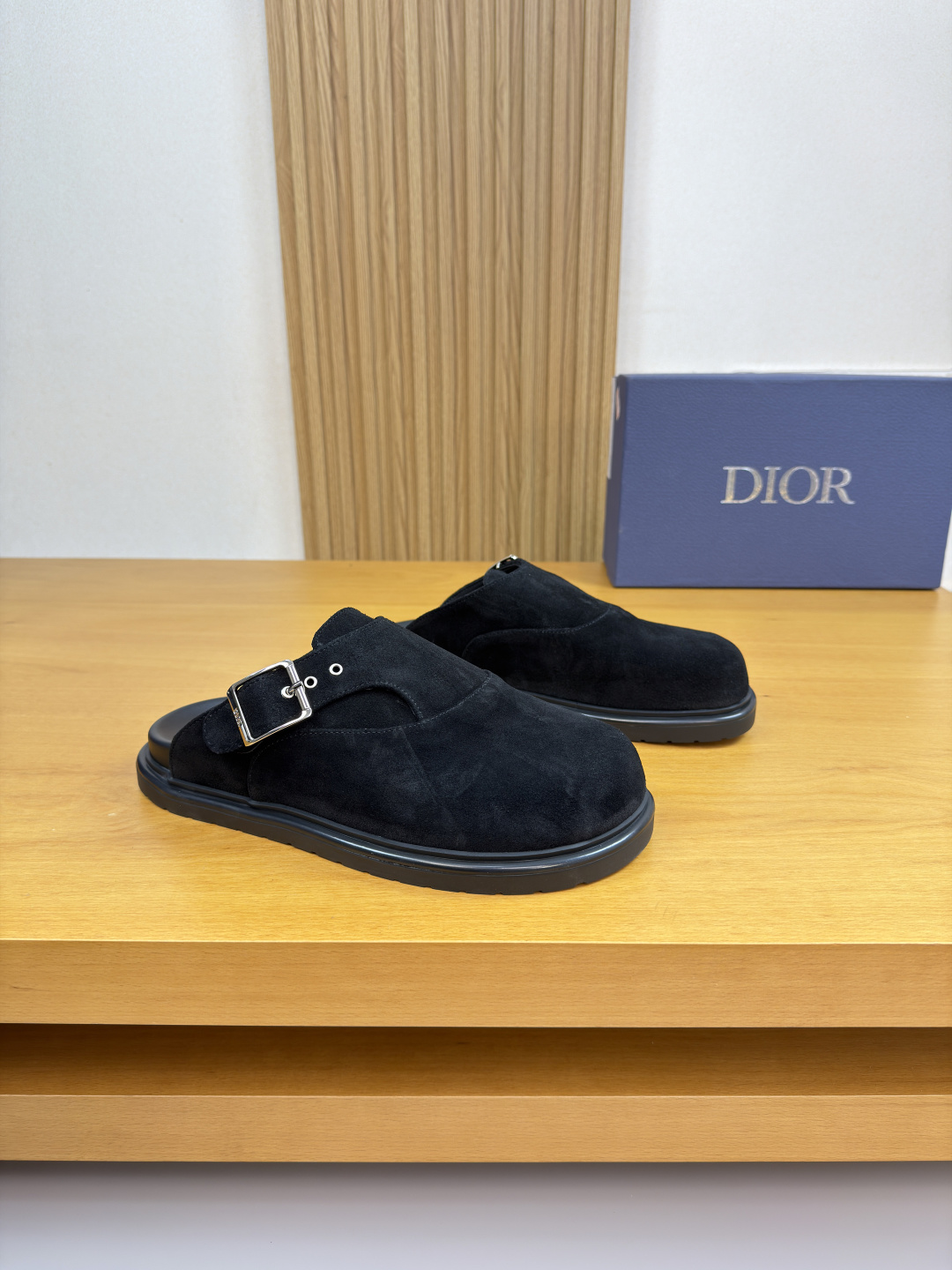 NO:745812,[Dior] Dior - high-end quality original single slippers - suede calfskin upper, branded metal fasteners - water-dyed calfskin lining - ultra-light TPU platform bag genuine leather rubber outsole; combined molded outsole - ultra-high quality control and fine workmanship (high-end, luxury, class)  -Size39-44 (38, 45, 46, can be customized)·DR04843,,dior,dior,slippers,cowhide19860909【Dior】迪奥 -高端品质 原单·休闲凉拖鞋 -鞋面反绒小牛皮、品牌金属扣件 -内里水染小牛皮 -大底超轻TPU水台包真皮·橡胶；组合成型大底 -超高品控·做工精细凸显(高端·贵气·档次) -Size39-44（38,45,46,可订做)·DR04843,,dior,dior,slippers,cowhide,Men's shoes