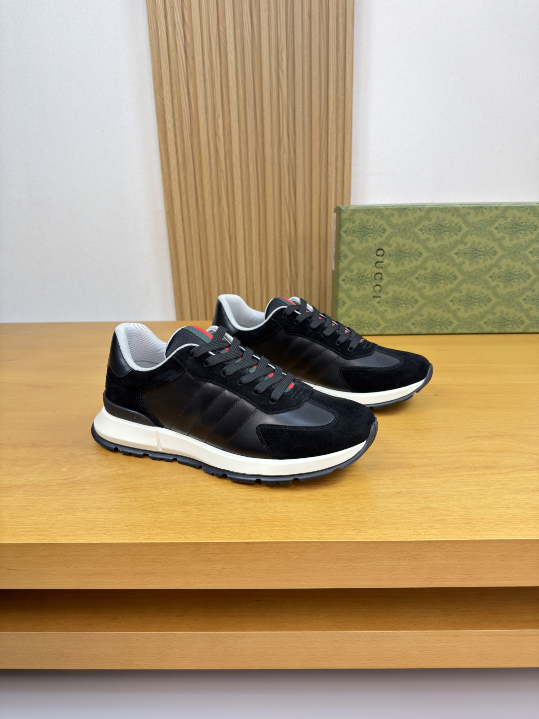 NO:746020,[Gucci] Gucci - High-end quality original single casual sports shoes - Upper imported nappa calfskin, suede calfskin, tongue. Heel. Sewn brand webbing, heel. Silk-printed high frequency brand logo - Lining water-dyed cowhide - Outsole ultra-light TPU foam · Rubber two-color molded outsole - Ultra-high quality control · Fine workmanship highlights (high-end, luxury, grade) -Size  38-44 (45, can be customized)·G61850,,gucci,gucci,sneakers,cowhide19860909【Gucci】古驰  -高端品质 原单·休闲运动鞋 -鞋面进口纳帕小牛皮、反绒小牛皮、鞋舌.后跟.车缝品牌织带、后跟.丝印高周波品牌logo -内里水染牛皮 -大底超轻TPU发泡·橡胶双色成型大底 -超高品控·做工精细凸显(高端·贵气·档次) -Size 38-44（45,可订做)·G61850,,gucci,gucci,sneakers,cowhide,Men's shoes