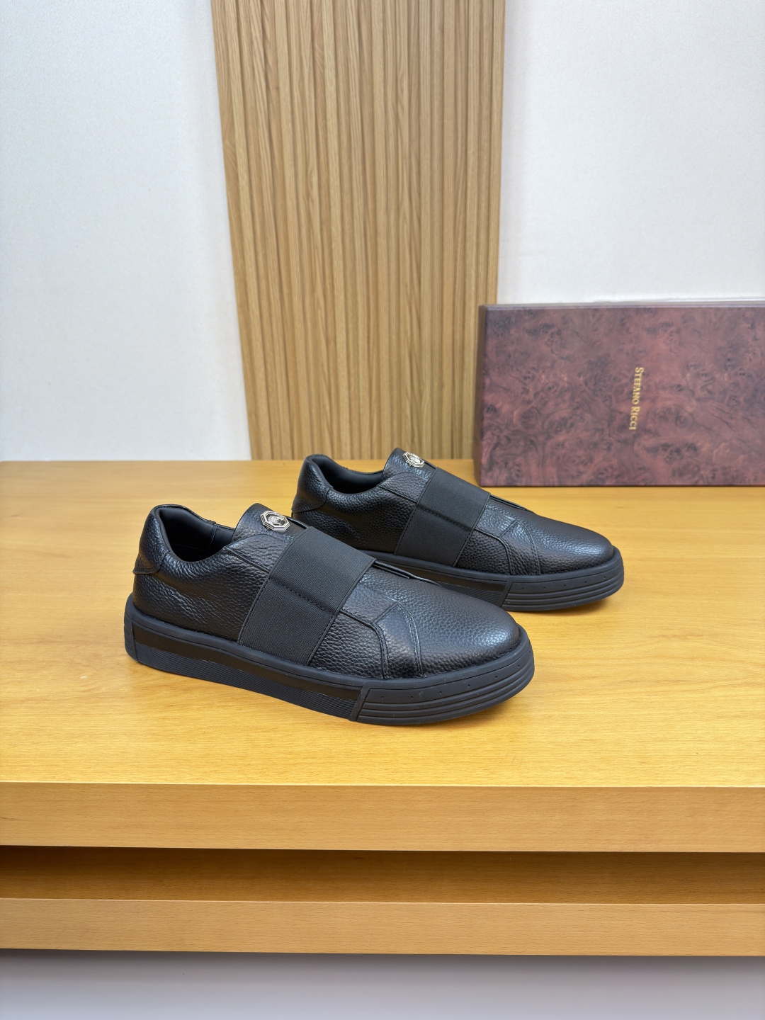 NO:746025,[Stefano Ricci] Stefano Ricci - High-end quality original casual sports sneakers - Imported pebbled calfskin upper, tongue, brand metal fasteners, brand elastic bands - Water-dyed cowhide lining - Ultra-light TPR rubber outsole; two-color molded outsole - Ultra-high quality control, fine workmanship (high-end, luxury, grade) -Size  39-44 (38, 45, can be customized)·ST0186,,cowhide19860909【Stefano Ricci】史蒂芬劳·尼治 -高端品质 原单·休闲运动板鞋 -鞋面进口荔纹小牛皮、鞋舌.品牌金属扣件、品牌松紧带 -内里水染牛皮 -大底超轻TPR橡胶；双色成型大底 -超高品控·做工精细凸显(高端·贵气·档次) -Size 39-44（38,45,可订做)·ST0186,,cowhide,Men's shoes