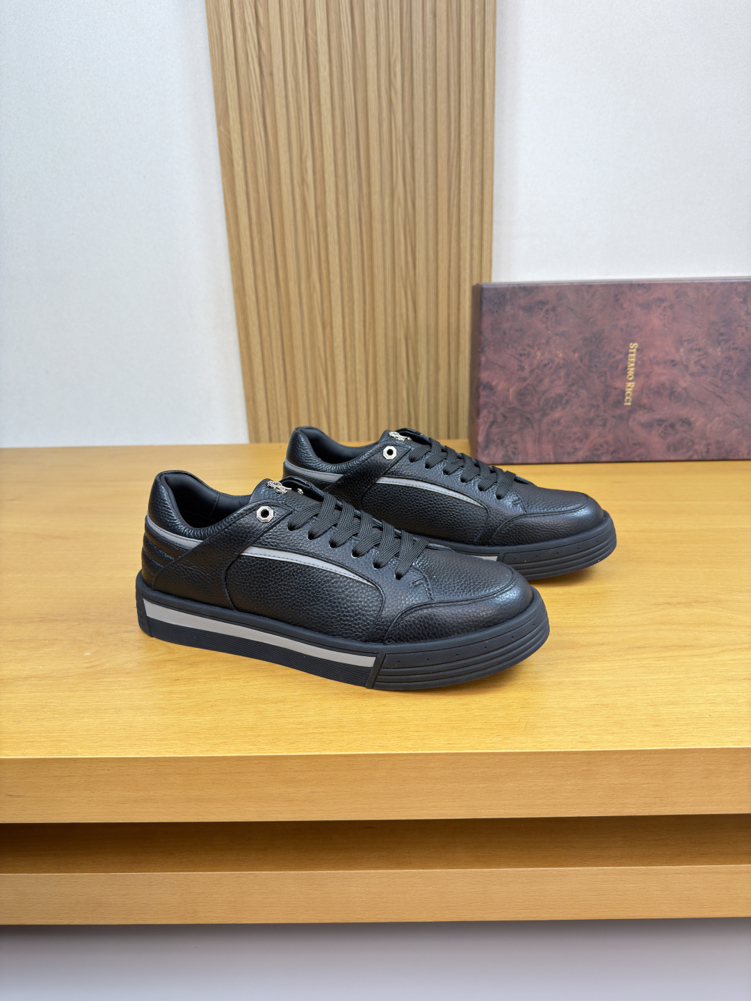 NO:746034,[Stefano Ricci] Stefano Ricci - High-end quality original casual sports shoes - Imported pebbled calfskin upper, suede calfskin, tongue. Branded metal fasteners - Water-dyed cowhide lining - Ultra-light TPR rubber outsole; two-color molded outsole - Ultra-high quality control, fine workmanship (high-end, luxury, grade) -Size  39-44 (38, 45, can be customized)·ST0186,,cowhide19860909【Stefano Ricci】史蒂芬劳·尼治 -高端品质 原单·休闲运动板鞋 -鞋面进口荔纹小牛皮、反绒小牛皮、鞋舌.品牌金属扣件 -内里水染牛皮 -大底超轻TPR橡胶；双色成型大底 -超高品控·做工精细凸显(高端·贵气·档次) -Size 39-44（38,45,可订做)·ST0186,,cowhide,Men's shoes