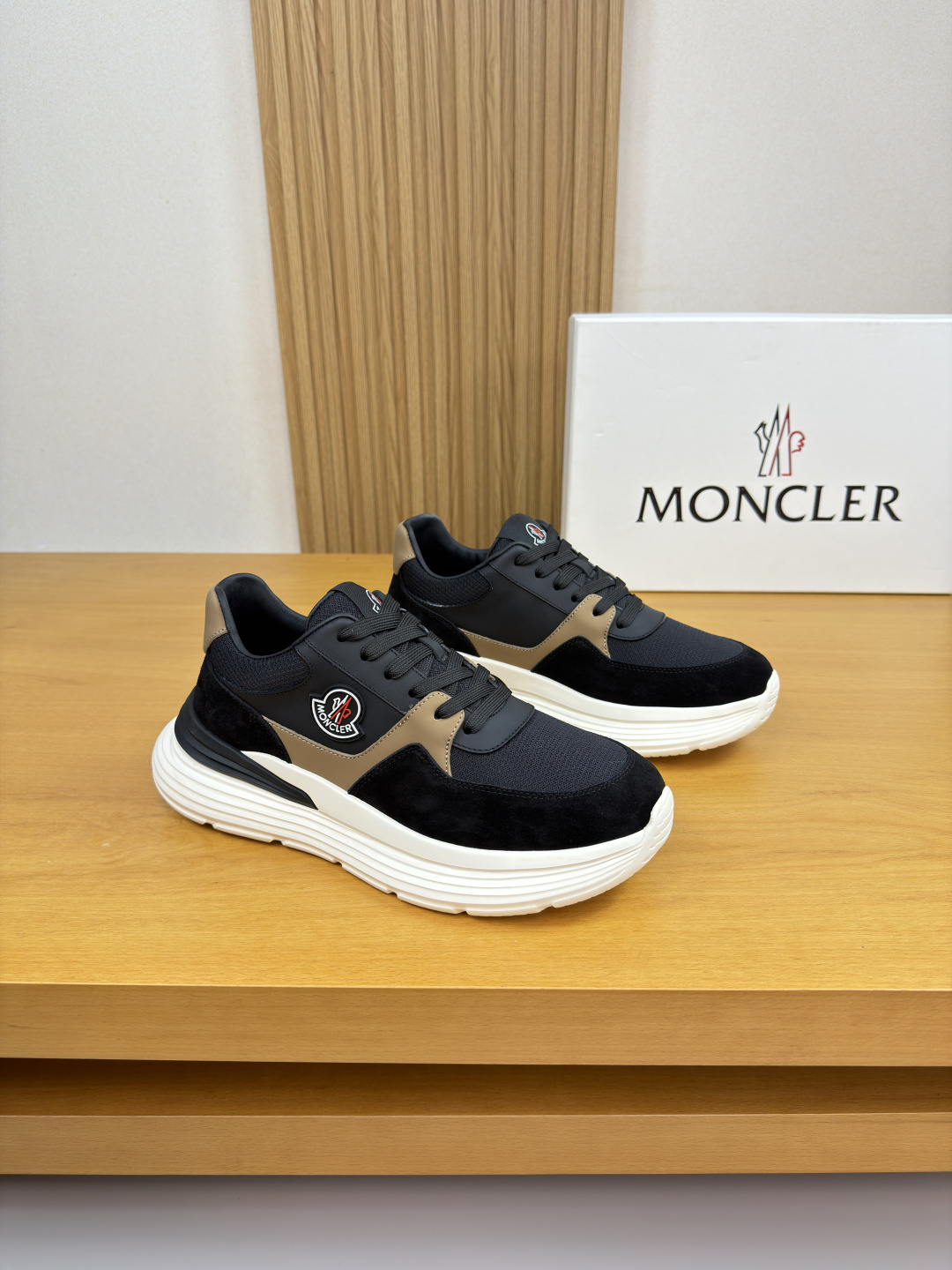 NO:746039,[MONCLER] Moncler (Mongolia) - High-end quality original casual sports shoes - Upper; Nappa calfskin, suede calfskin, brand mercerized canvas, tongue. Brand Logo cloth label, shoe body. Sewn brand plastic logo module - Water-dyed cowhide lining - Ultra-light TPU foam rubber outsole; Two-color molded outsole - Ultra-high quality control, fine workmanship highlighted (high-end, luxury, grade) -Size  39-44 (38, 45, can be customized)·MC0186,,Moncler,Moncler,sneakers,cowhide19860909【MONCLER】盟可睐(蒙口) -高端品质 原单·休闲运动鞋 -鞋面；纳帕小牛皮、反绒小牛皮、品牌丝光帆布、鞋舌.品牌Logo布标、鞋身.车缝品牌塑胶logo模块 -内里水染牛皮 -大底超轻TPU发泡.橡胶; 双色成型大底 -超高品控·做工精细凸显 (高端·贵气·档次) -Size 39-44（38,45,可订做)·MC0186,,Moncler,Moncler,sneakers,cowhide,Men's shoes