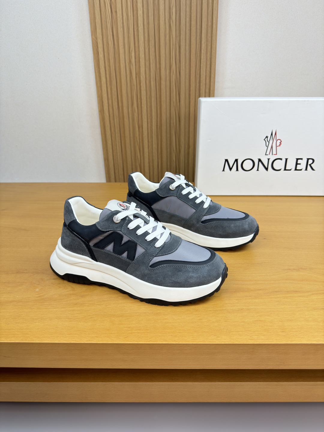 NO:746044,[MONCLER] Moncler (mongoose) - High-end quality original casual sports shoes - Upper; Nappa calfskin, suede calfskin, brand mercerized canvas, tongue. Brand logo cloth label, shoe ears. Brand metal logo cornhole - Water-dyed cowhide inside - Outsole ultra-light TPU foam. Rubber; Two-color molded outsole - Ultra-high quality control, fine workmanship highlighted (high-end, luxury, grade) -Size  39-44 (38, 45, can be customized)·MC0186,,Moncler,Moncler,sneakers,cowhide19860909【MONCLER】盟可睐(蒙口) -高端品质 原单·休闲运动鞋 -鞋面；纳帕小牛皮、反绒小牛皮、品牌丝光帆布、鞋舌.品牌Logo布标、鞋耳.品牌金属logo鸡眼 -内里水染牛皮 -大底超轻TPU发泡.橡胶; 双色成型大底 -超高品控·做工精细凸显 (高端·贵气·档次) -Size 39-44（38,45,可订做)·MC0186,,Moncler,Moncler,sneakers,cowhide,Men's shoes