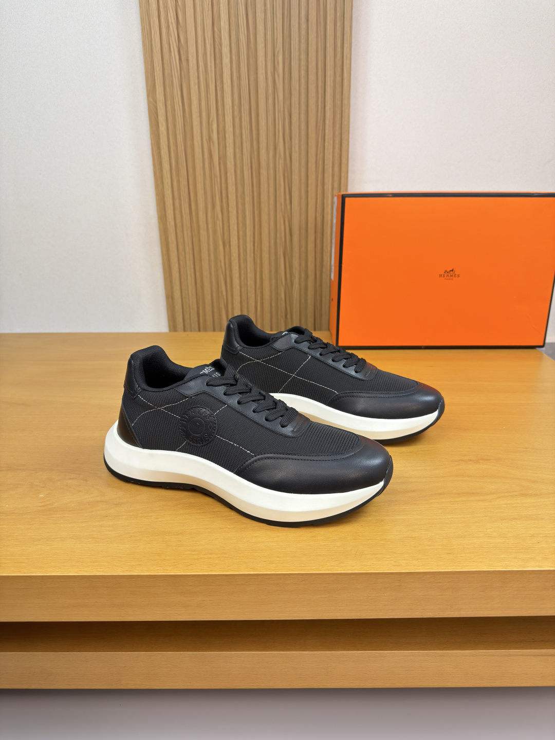 NO:746016,[HERMES] Hermès - high-end quality original casual sports shoes - upper Nappa calfskin, brand high mercerized canvas, shoe body sewn with brand logo leather label, tongue, sewn brand logo cloth label - inner brand canvas, feet; water-dyed cowhide - outsole original TPU foam rubber; two-color molded outsole - ultra-high quality control, fine workmanship highlighted (high-end, luxury, grade) -Size  39-44 (38, 45, 46, can be customized)·H0186,,hermes,hermes,sneakers,cowhide19860909【 HERMES】爱马仕 -高端品质 原单·休闲运动鞋 -鞋面纳帕小牛皮、品牌高丝光帆布、鞋身车缝品牌logo皮标、鞋舌.车缝品牌logo布标 -内里品牌帆布,垫脚；水染牛皮 -大底原版TPU发泡.橡胶；双色成型大底 -超高品控·做工精细凸显(高端·贵气·档次) -Size 39-44（38,45,46,可订做)·H0186,,hermes,hermes,sneakers,cowhide,Men's shoes