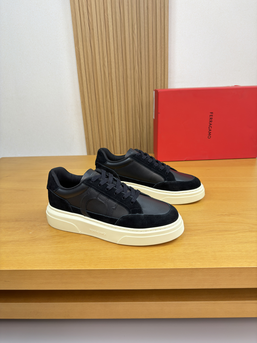 NO:756408,[Ferragamo] Ferragamo - High-end quality original casual sports shoes - Upper Nappa calfskin, suede calfskin, shoe body. Sewing brand logo totem, tongue. Air-pressure brand logo - High mercerized canvas lining, feet; water-dyed cowhide - Outsole ultra-light TPU foam rubber; Molded outsole - Ultra-high quality control, fine workmanship highlighted (high-end, luxury, grade) -Size  38-44 (45, 46, can be customized)·FR0157,,ferragamo,ferragamo,sneakers,cowhide19860909【 Ferragamo】菲拉格慕 -高端品质 原单·休闲运动鞋 -鞋面纳帕小牛皮、反绒小牛皮、鞋身.车缝品牌logo图腾、鞋舌.空压品牌logo -内里高丝光帆布,垫脚；水染牛皮 -大底超轻TPU发泡·橡胶; 成型大底 -超高品控·做工精细凸显(高端·贵气·档次) -Size 38-44（45,46,可订做)·FR0157,,ferragamo,ferragamo,sneakers,cowhide,Men's shoes