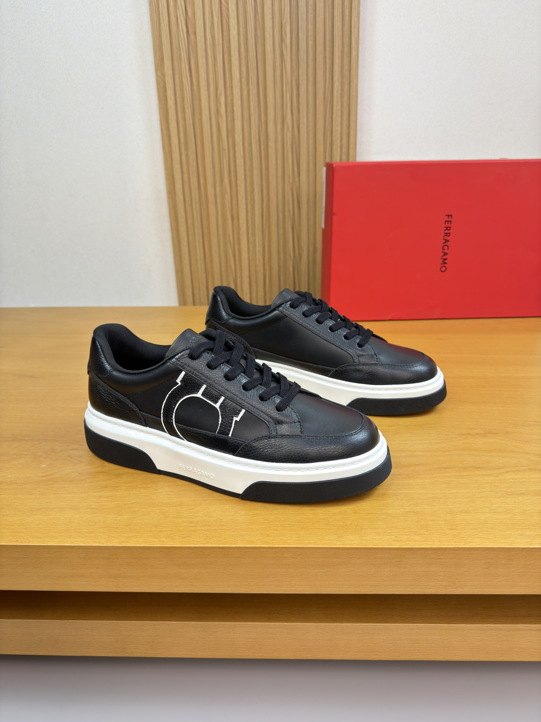 NO:756411,[Ferragamo] Ferragamo - high-end quality original casual sports shoes - upper Nappa calfskin, pebbled calfskin, shoe body. Sewing brand logo totem, tongue. Air-pressure brand logo - high mercerized canvas lining, feet; water-dyed cowhide - outsole ultra-light TPU foam rubber; molded outsole - ultra-high quality control, fine workmanship highlighted (high-end, luxury, grade) -Size  38-44 (45, 46, can be customized)·FR0157,,ferragamo,ferragamo,sneakers,cowhide19860909【 Ferragamo】菲拉格慕 -高端品质 原单·休闲运动鞋 -鞋面纳帕小牛皮、荔纹小牛皮、鞋身.车缝品牌logo图腾、鞋舌.空压品牌logo -内里高丝光帆布,垫脚；水染牛皮 -大底超轻TPU发泡·橡胶; 成型大底 -超高品控·做工精细凸显(高端·贵气·档次) -Size 38-44（45,46,可订做)·FR0157,,ferragamo,ferragamo,sneakers,cowhide,Men's shoes