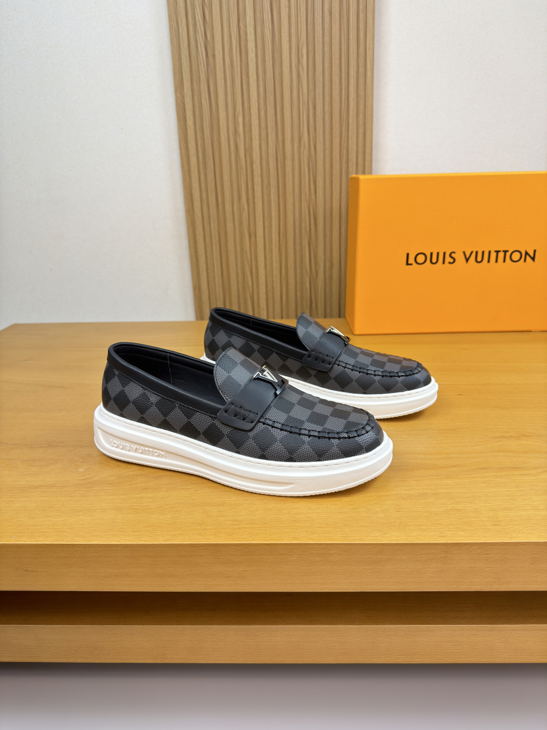 NO:756388,[Louis Vuitton] Louis Vuitton - high-end quality original casual sports sneakers - upper Nappa calfskin, brand totem PVC leather, shoe leather. Hand-stitched mark thread, brand metal fastener cross-arm decoration - water-dyed cowhide lining - ultra-light TPU foam outsole; molded outsole - ultra-high quality control, fine workmanship highlighted (high-end, luxury, grade) -Size  38-44 (45, can be customized)·L0117,,louis vuitton,louis vuitton,cowhide19860909【Louis Vuitton】路易威登 -高端品质 原单·休闲运动板鞋 -鞋面纳帕小牛皮、品牌图腾PVC皮料、鞋丹.手工串缝马克线、品牌金属扣件横担装饰 -内里水染牛皮 -大底超轻TPU发泡; 成型大底 -超高品控·做工精细凸显(高端·贵气·档次) -Size 38-44（45,可订做)·L0117,,louis vuitton,louis vuitton,cowhide,Men's shoes