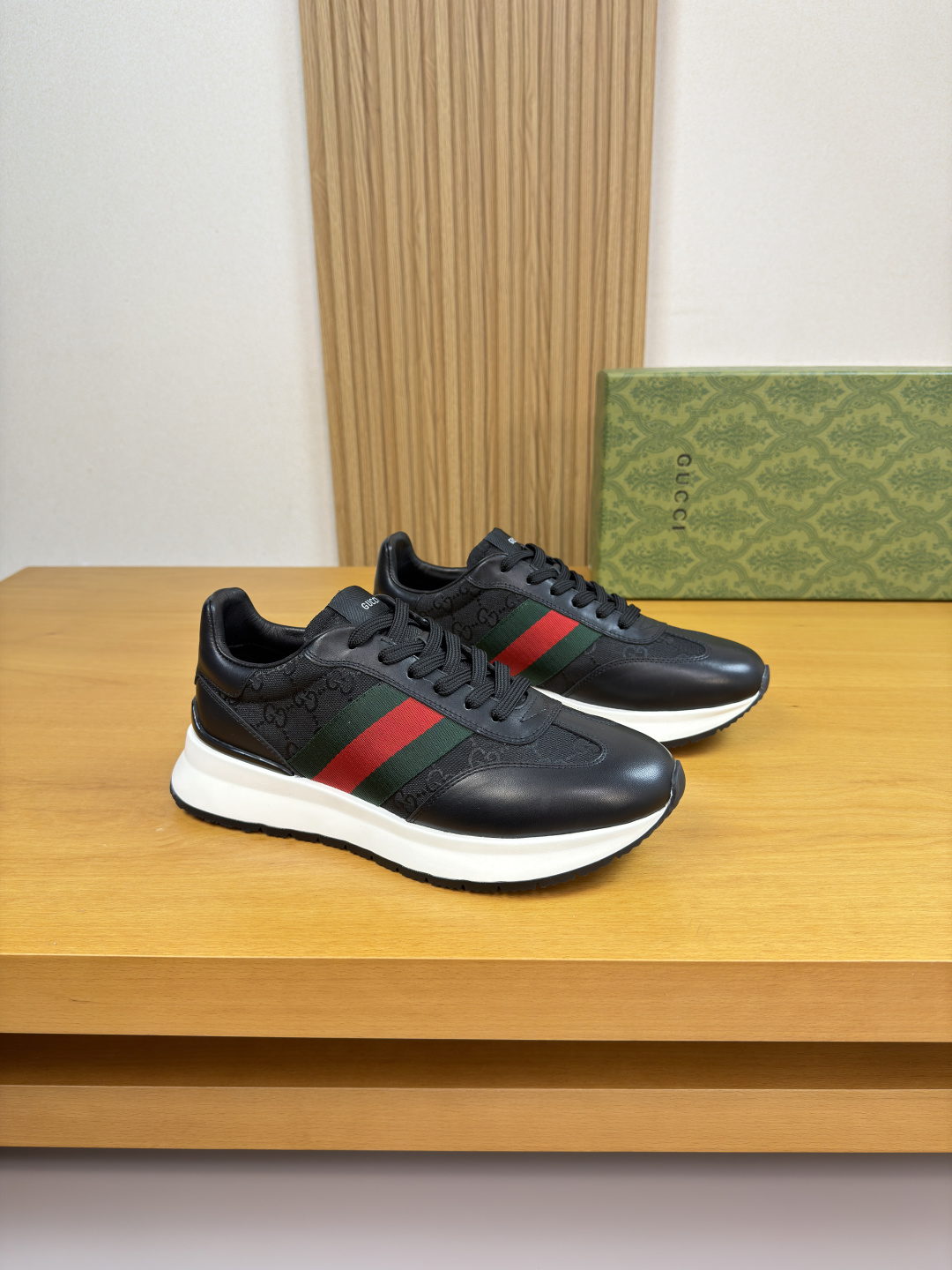 NO:756478,[Gucci] Gucci - High-end quality original casual sports shoes - Nappa calfskin upper, brand totem cloth, shoe body, brand webbing, tongue, brand logo cloth label, heel. Silk screen brand totem - Water-dyed cowhide inside - Outsole ultra-light TPU foam rubber; two-color molded outsole - Ultra-high quality control, fine workmanship highlighted (high-end, luxury, grade) -Size  38-44 (45, can be customized)·GC0157,,gucci,gucci,sneakers,cowhide19860909【Gucci】古驰 -高端品质 原单·休闲运动鞋 -鞋面纳帕小牛皮、品牌图腾布匹、鞋身.品牌织带、鞋舌.品牌logo布标、后跟.丝印品牌图腾 -内里水染牛皮 -大底超轻TPU发泡·橡胶；双色成型大底 -超高品控·做工精细凸显(高端·贵气·档次) -Size 38-44（45,可订做)·GC0157,,gucci,gucci,sneakers,cowhide,Men's shoes