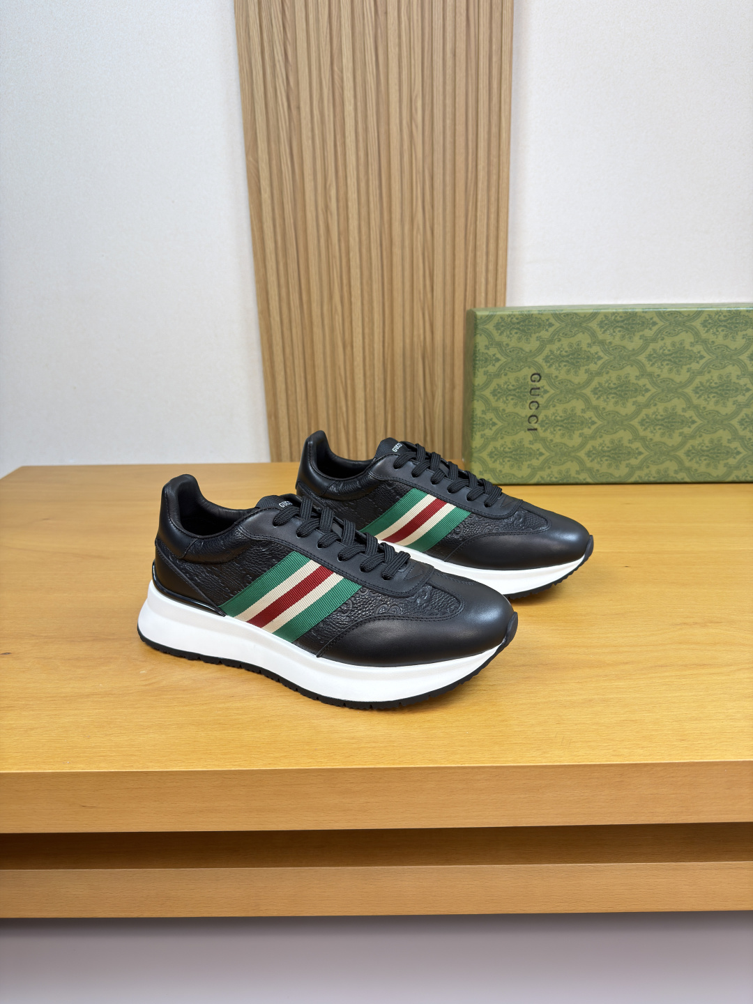 NO:756480,[Gucci] Gucci - high-end quality original casual sports shoes - upper Napa calfskin, pebbled calfskin air-pressured brand totem, shoe body, brand webbing, tongue, brand logo cloth label, heel. silk screen brand totem - lining water-dyed cowhide - outsole ultra-light TPU foam rubber; two-color molded outsole - ultra-high quality control, fine workmanship highlighted (high-end, luxury, grade) -Size  38-44 (45, can be customized)·GC0157,,gucci,gucci,sneakers,cowhide19860909【Gucci】古驰 -高端品质 原单·休闲运动鞋 -鞋面纳帕小牛皮、荔纹小牛皮空压品牌图腾、鞋身.品牌织带、鞋舌.品牌logo布标、后跟.丝印品牌图腾 -内里水染牛皮 -大底超轻TPU发泡·橡胶；双色成型大底 -超高品控·做工精细凸显(高端·贵气·档次) -Size 38-44（45,可订做)·GC0157,,gucci,gucci,sneakers,cowhide,Men's shoes