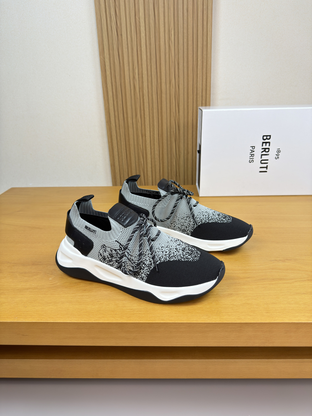 NO:756482,[Berluti] Berluti (Bruti) - High-end quality original casual sports shoes - Imported waxed calf leather on the upper, brand thickened fly woven (knitted) cloth, embroidered brand logo totem on the shoe body, air pressure brand logo on the tongue, and brand logo webbing on the heel - Inner foot pads; water-dyed cowhide - Outsole ultra-light TPU foam rubber; two-color molded outsole - Ultra-high quality control, fine workmanship highlighted (high-end, luxury, grade)  -Size 39-45 (38, 46, 47, sizes can be customized)·B0155,,sneakers,cowhide19860909【 Berluti】伯尔鲁帝(布鲁提) -高端品质 原单·休闲运动鞋 -鞋面进口腊感小牛皮、品牌加厚飞织(针织)布匹、鞋身刺绣品牌Logo图腾、鞋舌空压品牌Logo、后跟品牌logo织带 -内里垫脚；水染牛皮 -大底超轻TPU发泡·橡胶；双色成型大底 -超高品控·做工精细凸显( 高端·贵气·档次 ) -Size 39-45（38,46,47,码可订做)·B0155,,sneakers,cowhide,Men's shoes