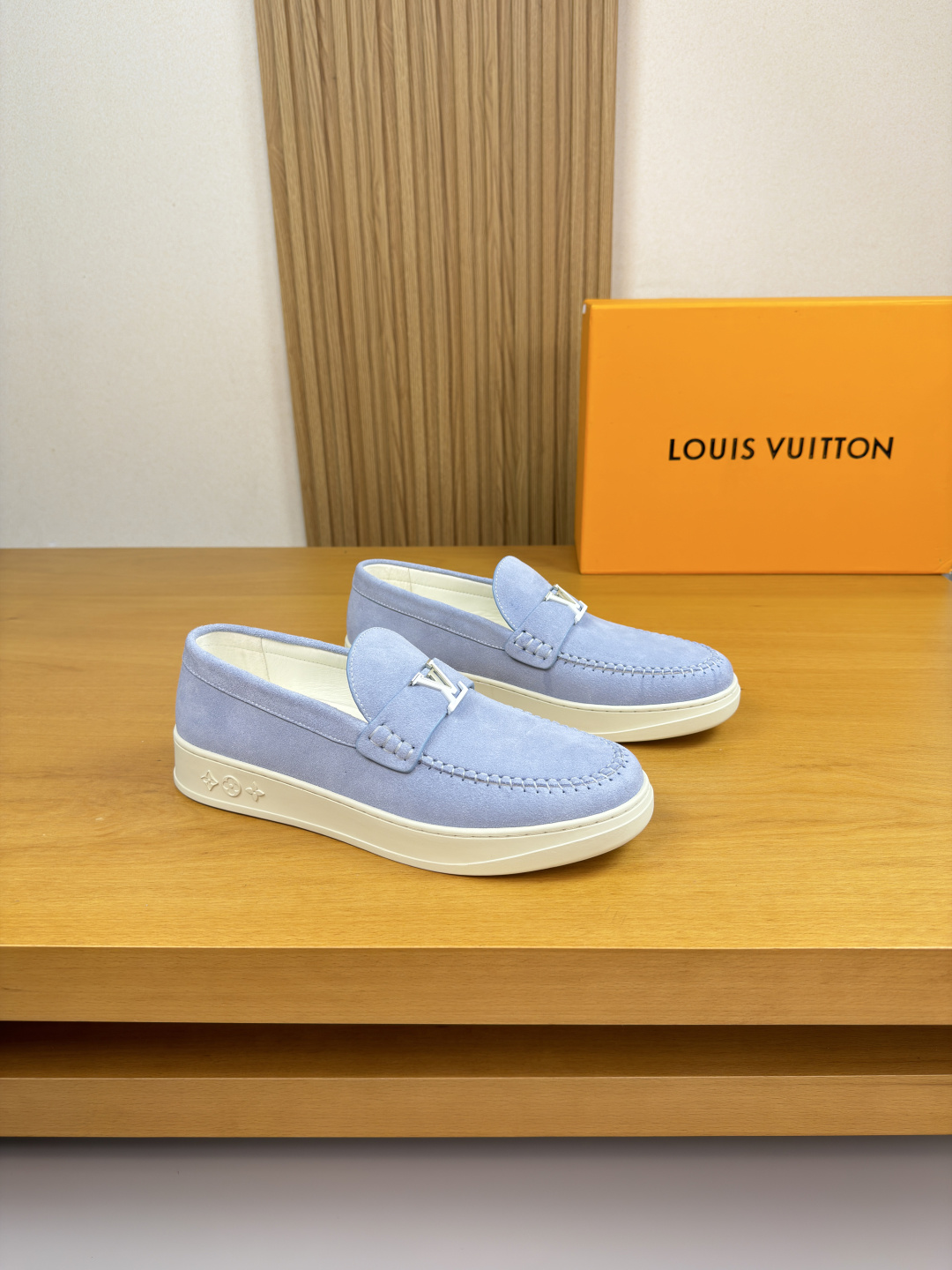 NO:778307,[Louis Vuitton] Louis Vuitton - high-end quality original casual sports sneakers - suede calfskin upper, hand-stitched mark thread, brand metal fastener cross-arm decoration - water-dyed cowhide inside - ultra-light TPR rubber outsole; molded outsole - ultra-high quality control, fine workmanship (high-end, luxury, grade) -Size 38-44 (45, can be customized)·L0117, Louis  vuitton,louis vuitton,cowhide19860909【Louis Vuitton】路易威登 -高端品质 原单·休闲运动板鞋 -鞋面反绒小牛皮、手工串缝马克线、品牌金属扣件横担装饰 -内里水染牛皮 -大底超轻TPR·橡胶; 成型大底 -超高品控·做工精细凸显(高端·贵气·档次) -Size 38-44（45,可订做)·L0117,,louis vuitton,louis vuitton,cowhide,Men's shoes