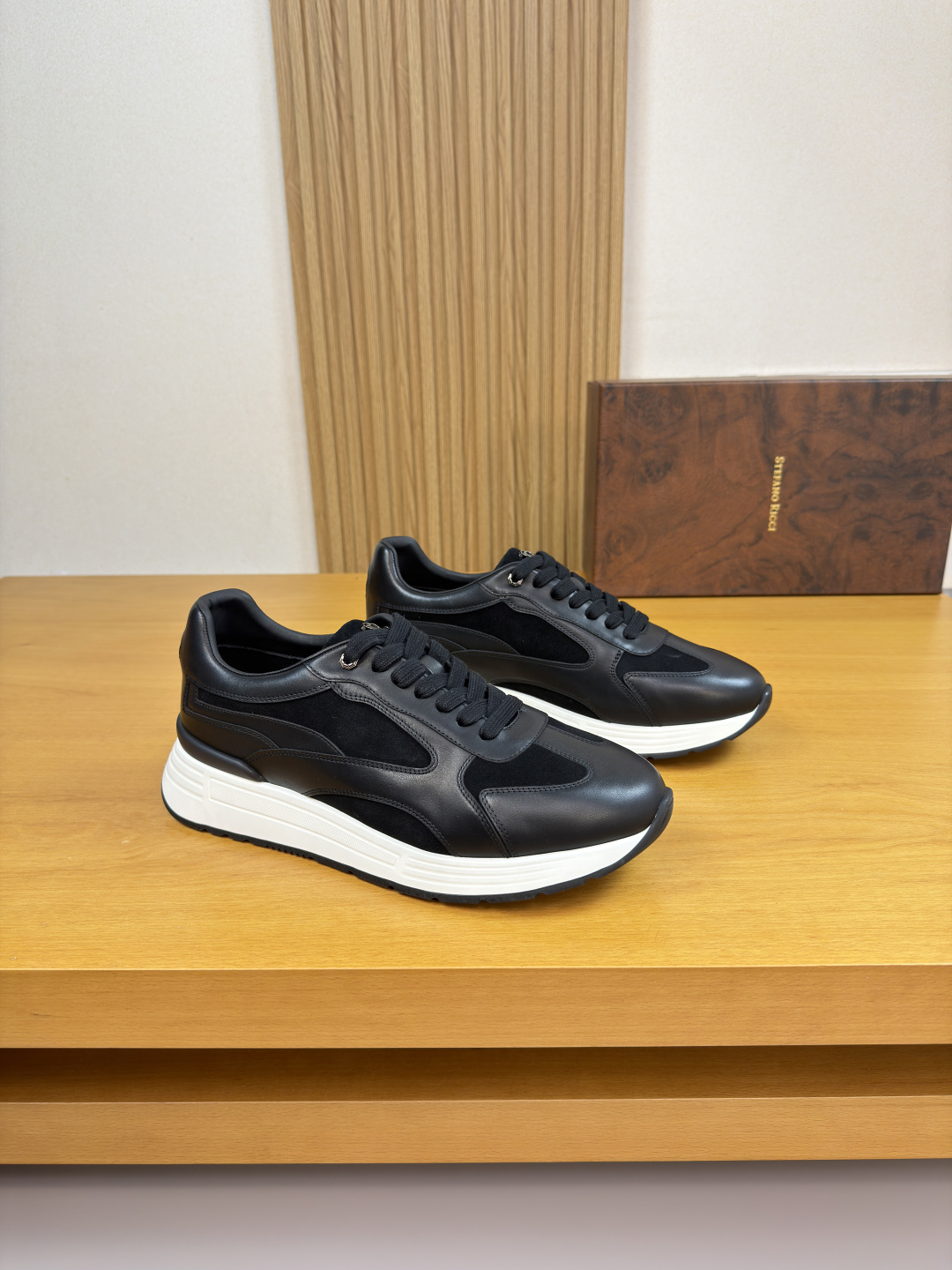 NO:778317,[Stefano Ricci] Stefano Ricci - high-end quality original order casual sports shoes - upper imported nappa calfskin, suede calfskin, tongue brand logo metal fastener - lining water-dyed cowhide - outsole ultra-light TPU foam; molded outsole - ultra-high quality control, fine workmanship (high-end, luxury, grade) -Size  39-44 (38,45, can be customized)·ST0444,,sneakers,cowhide19860909【Stefano Ricci】史蒂芬劳·尼治 -高端品质 原单·休闲运动鞋 -鞋面进口纳帕小牛皮、反绒小牛皮、鞋舌品牌logo金属扣件 -内里水染牛皮 -大底超轻TPU发泡；成型大底 -超高品控·做工精细凸显(高端·贵气·档次) -Size 39-44（38,45,可订做)·ST0444,,sneakers,cowhide,Men's shoes