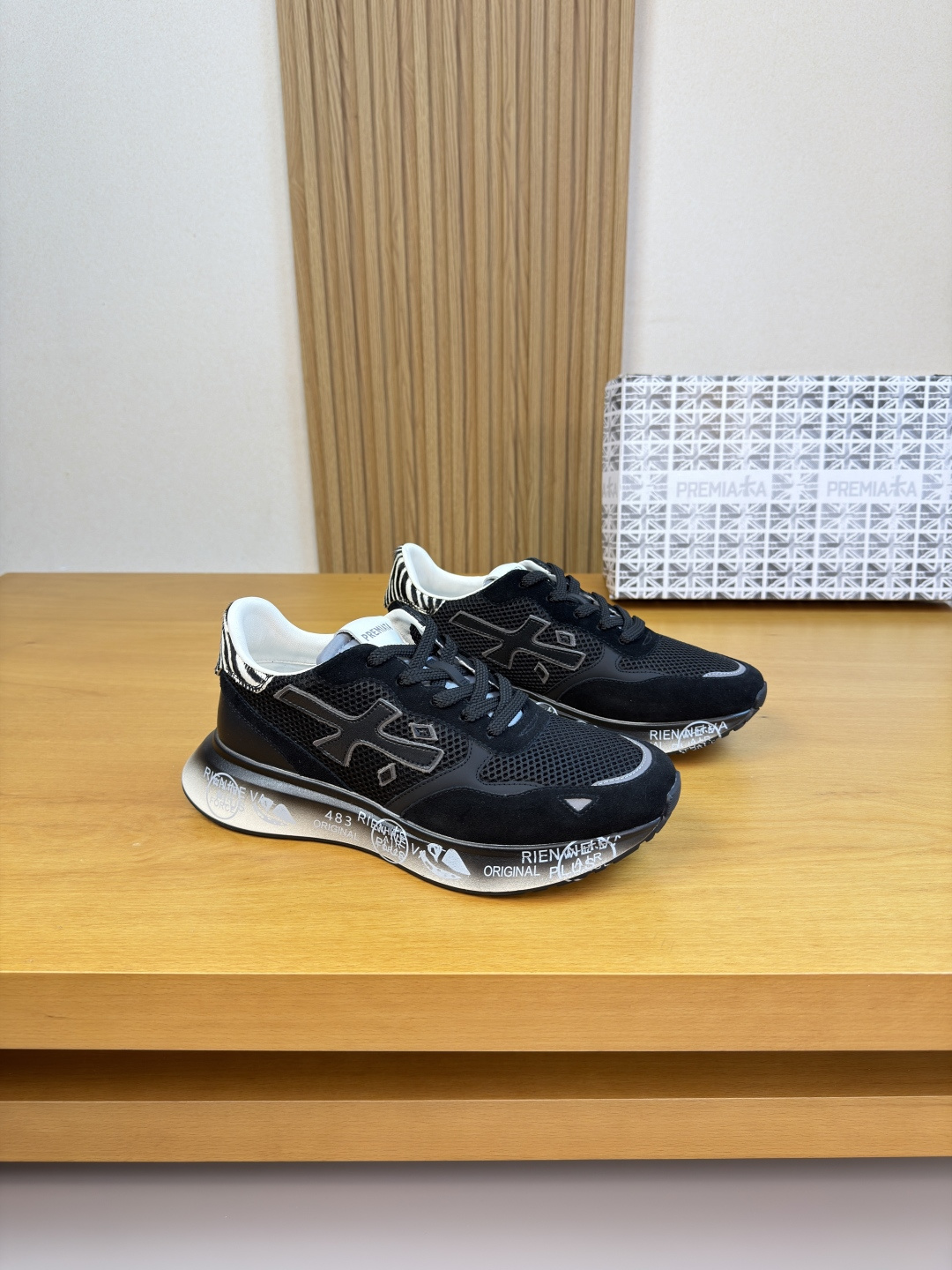 NO:778449,[PREMIATA] Premiata - high-end quality original casual sports shoes - upper suede calfskin, brand high mercerized canvas, shoe body sewn with brand 'rice' totem, tongue. Silk-printed brand LOGO - lining water-dyed cowhide - outsole ultra-light TPU foam rubber; color-printed molded outsole - ultra-high quality control, fine workmanship highlighted (high-end, luxury, grade) -Size  38-44 (45, can be customized)·PRM0138,,sneakers,cowhide19860909【 PREMIATA】普瑞米亚达 -高端品质 原单·休闲运动鞋 -鞋面反绒小牛皮、品牌高丝光帆布、鞋身车缝品牌“米”图腾、鞋舌.丝印品牌LOGO -内里水染牛皮 -大底超轻TPU发泡·橡胶；彩印成型大底 -超高品控·做工精细凸显(高端·贵气·档次) -Size 38-44（45,可订做)·PRM0138,,sneakers,cowhide,Men's shoes