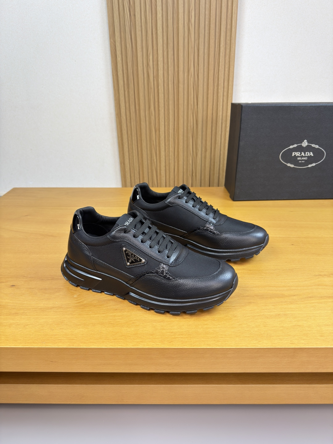 NO:778547,[PRADA] Prada - High-end quality original casual sports shoes - Imported pebbled calfskin upper, brand high mercerized canvas, shoe body. Sewn brand metal logo fasteners, tongue. Sewn brand LOGO cloth label - Water-dyed cowhide lining - Ultra-light TPU foam rubber outsole; two-color molded outsole - Ultra-high quality control, fine workmanship, highlighting (high-end, luxury, grade) -Size  39-44 (38,45, can be customized)·PRD0118,,prada,prada,sneakers,cowhide19860909【PRADA】普拉达 -高端品质 原单·休闲运动鞋 -鞋面进口荔纹小牛皮、品牌高丝光帆布、鞋身.车缝品牌金属logo扣件、鞋舌.车缝品牌LOGO布标 -内里水染牛皮 -大底超轻TPU发泡·橡胶；双色成型大底 -超高品控·做工精细,凸显(高端·贵气·档次) -Size 39-44（38,45,可定做)·PRD0118,,prada,prada,sneakers,cowhide,Men's shoes