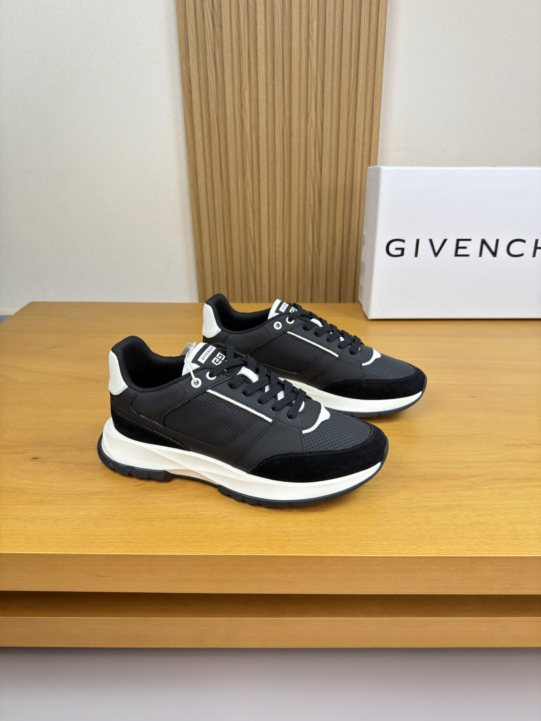 NO:778557,[GIVENCHY] Givenchy - high-end quality original casual sports shoes - upper; Nappa calfskin, perforated calfskin, suede calfskin, tongue, sewn brand logo cloth label, heel. Silk screen printing brand logo - lining brand canvas, feet; water-dyed cowhide - outsole ultra-light TPU foam.  39-44 (38,45, can be customized)·GVC0137,,givenchy,givenchy,sneakers,cowhide19860909【GIVENCHY】纪梵希 -高端品质 原单·休闲运动鞋 -鞋面；纳帕小牛皮、打孔小牛皮、反绒小牛皮、鞋舌.车缝品牌logo布标、后跟.丝印品牌logo -内里品牌帆布,垫脚；水染牛皮 -大底超轻TPU发泡.橡胶; 组合成型大底 -超高品控·做工精细凸显(高端·贵气·档次) -Size 39-44（38,45,可订做)·GVC0137,,givenchy,givenchy,sneakers,cowhide,Men's shoes