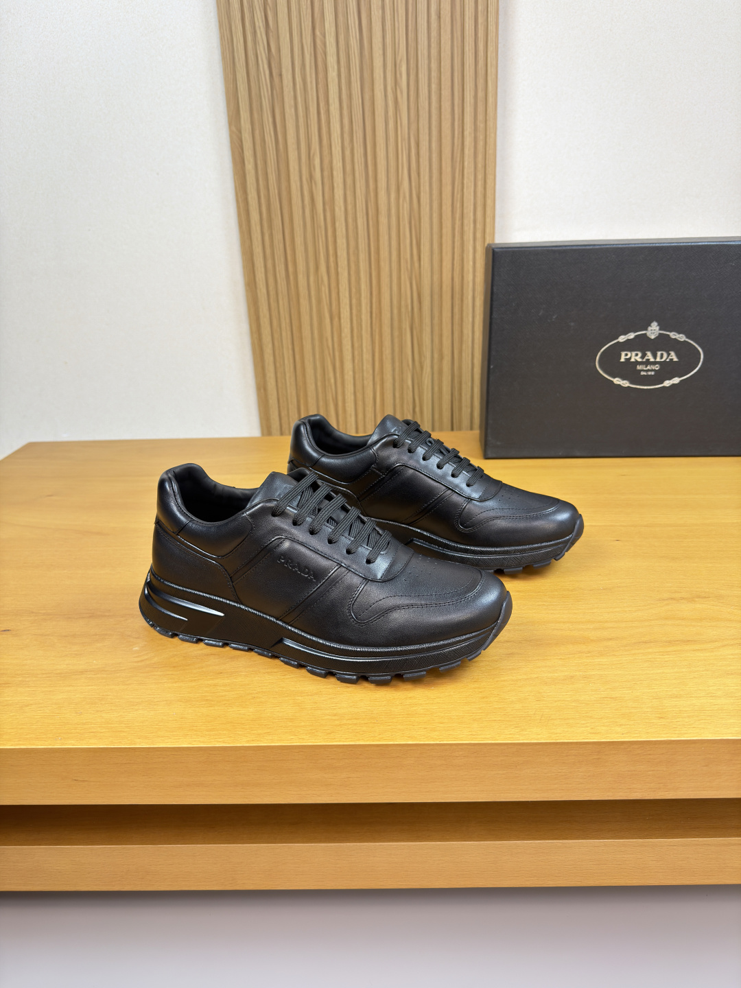 NO:778529,[PRADA] Prada - high-end quality original casual sports shoes - imported nappa calfskin upper, toe punching technology, shoe body, air pressure brand logo, tongue. Air pressure brand LOGO - water-dyed cowhide lining - ultra-light TPU foam rubber outsole; two-color molded outsole - ultra-high quality control, fine workmanship, highlighting (high-end, luxury, grade) -Size  39-44 (38,45, can be customized)·PRD0118,,prada,prada,sneakers,cowhide19860909【PRADA】普拉达 -高端品质 原单·休闲运动鞋 -鞋面进口纳帕小牛皮、鞋头打孔工艺、鞋身.空压品牌logo、鞋舌.空压品牌LOGO -内里水染牛皮 -大底超轻TPU发泡·橡胶；双色成型大底 -超高品控·做工精细,凸显(高端·贵气·档次) -Size 39-44（38,45,可定做)·PRD0118,,prada,prada,sneakers,cowhide,Men's shoes