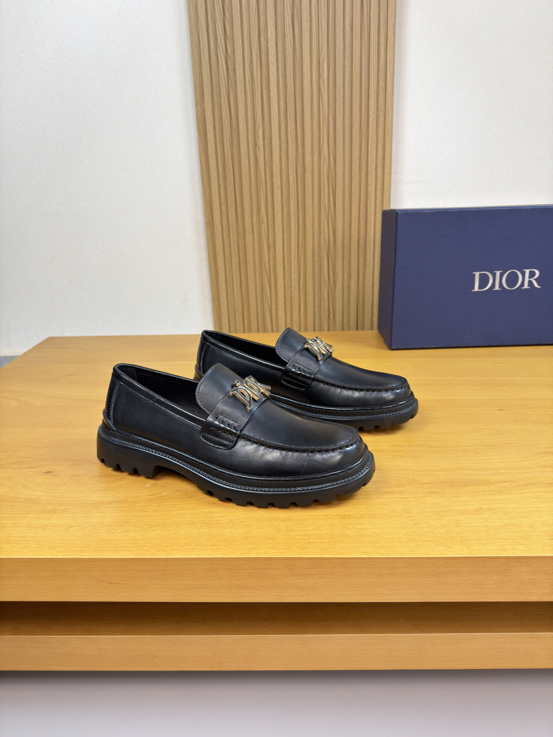 NO:778909,[Dior] Dior - High-end quality original formal leather shoes - Original nappa calfskin upper, shoe leather. Hand-stitched mark thread, brand metal fastener cross-arm decoration - Water-dyed cowhide lining - Ultra-light TPU foam outsole; molded outsole - Super high quality control, fine workmanship (high-end, luxury, grade) -Size 38-44 (45, can be customized)·D0185,, dior, dior, cowhide19860909【 Dior】迪奥  -高端品质 原单·正装皮鞋 -鞋面原版纳帕小牛皮、鞋丹.手工串缝马克线、品牌金属扣件横担装饰 -内里水染牛皮 -大底超轻TPU发泡；成型大底 -超高品控·做工精细凸显(高端·贵气·档次) -Size 38-44（45,可订做)·D0185,,dior,dior,cowhide,Men's shoes
