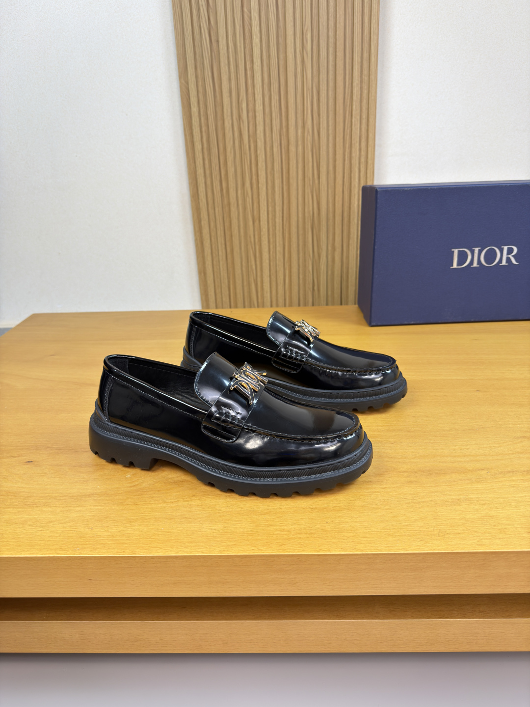 NO:778914,[Dior] Dior - High-end quality original formal leather shoes - Original open-edge beaded calfskin upper, shoe leather. Hand-stitched mark thread, brand metal fastener cross-arm decoration - Water-dyed cowhide lining - Ultra-light TPU foam outsole; molded outsole - Ultra-high quality control, fine workmanship (high-end, luxury, grade) -Size 38-44 (45, can be customized)·D0185,, dior, dior, cowhide19860909【 Dior】迪奥  -高端品质 原单·正装皮鞋 -鞋面原版开边珠小牛皮、鞋丹.手工串缝马克线、品牌金属扣件横担装饰 -内里水染牛皮 -大底超轻TPU发泡；成型大底 -超高品控·做工精细凸显(高端·贵气·档次) -Size 38-44（45,可订做)·D0185,,dior,dior,cowhide,Men's shoes