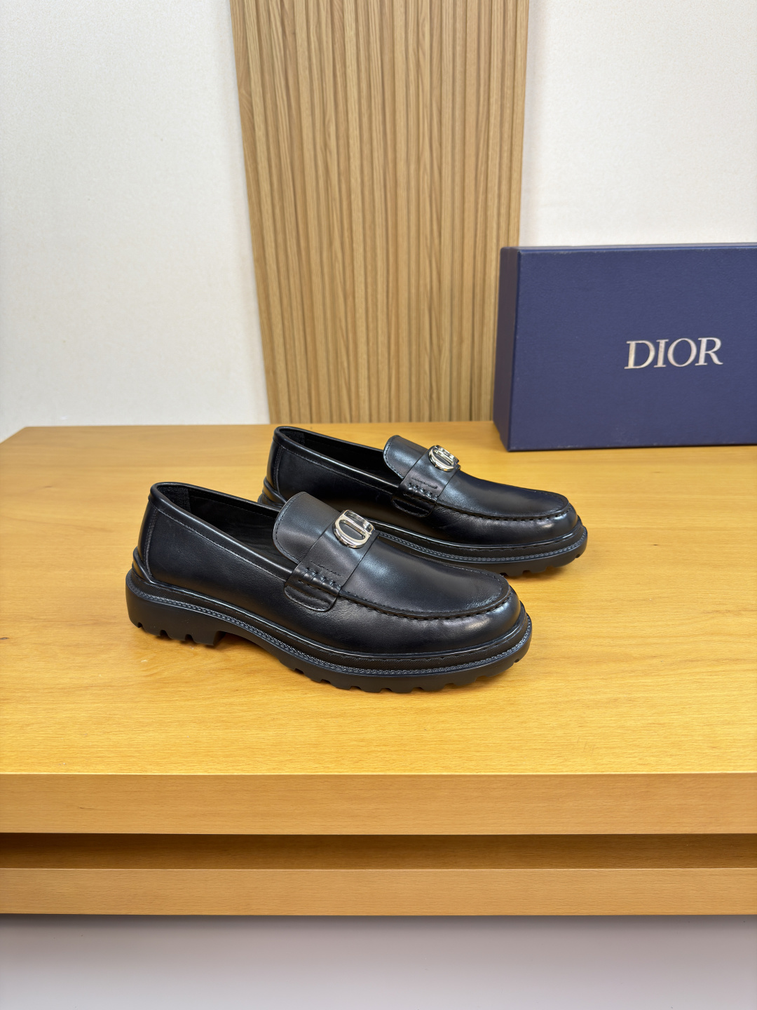 NO:778919,[Dior] Dior - High-end quality original formal leather shoes - Original nappa calfskin upper, shoe leather. Hand-stitched mark thread, brand metal fastener cross-arm decoration - Water-dyed cowhide lining - Ultra-light TPU foam outsole; molded outsole - Super high quality control, fine workmanship (high-end, luxury, grade) -Size 38-44 (45, can be customized)·D0185,, dior, dior, cowhide19860909【 Dior】迪奥  -高端品质 原单·正装皮鞋 -鞋面原版纳帕小牛皮、鞋丹.手工串缝马克线、品牌金属扣件横担装饰 -内里水染牛皮 -大底超轻TPU发泡；成型大底 -超高品控·做工精细凸显(高端·贵气·档次) -Size 38-44（45,可订做)·D0185,,dior,dior,cowhide,Men's shoes