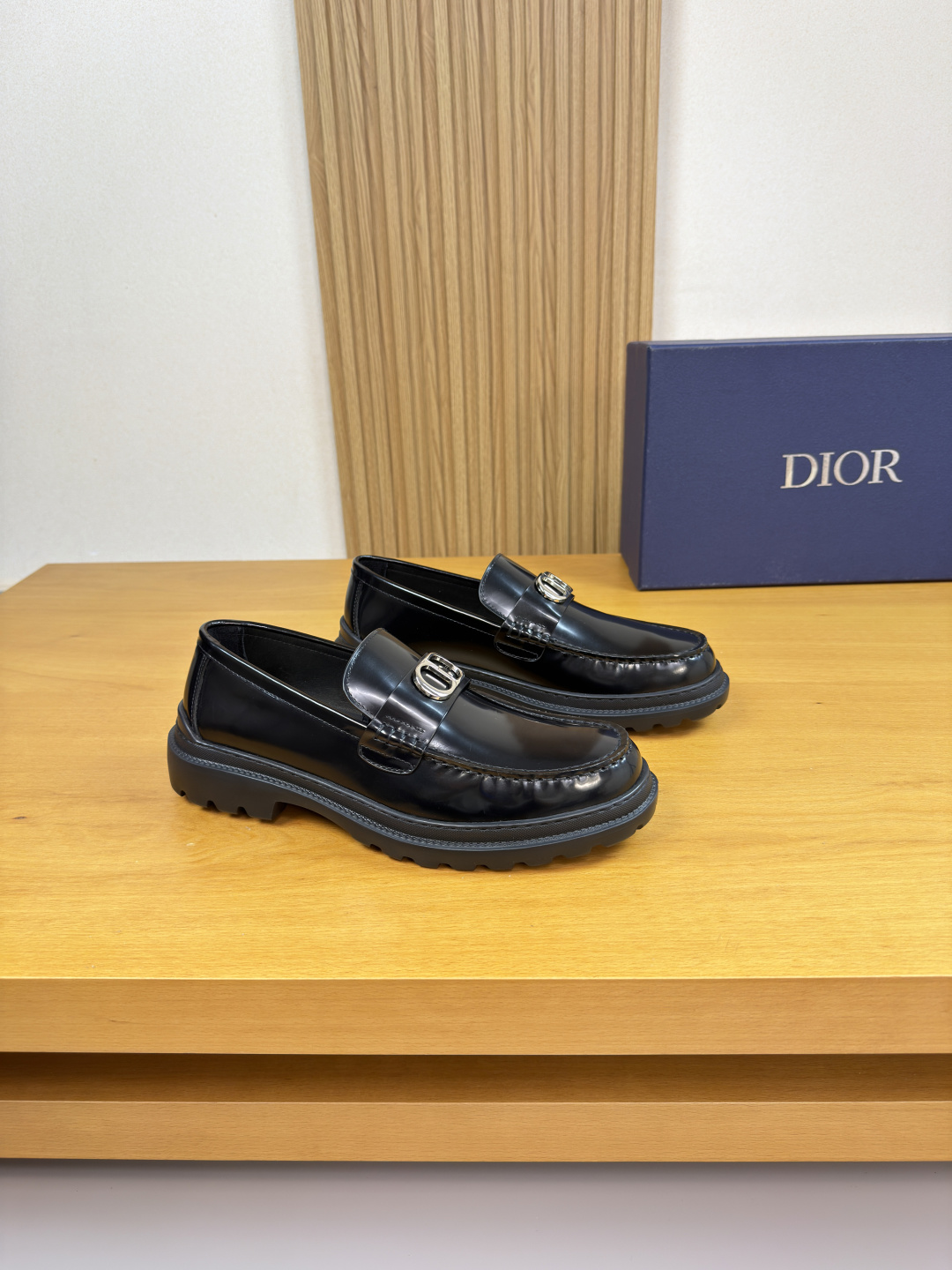 NO:778924,[Dior] Dior - High-end quality original formal leather shoes - Original open-edge beaded calfskin upper, shoe leather. Hand-stitched mark thread, brand metal fastener cross-arm decoration - Water-dyed cowhide lining - Ultra-light TPU foam outsole; molded outsole - Ultra-high quality control, fine workmanship (high-end, luxury, grade) -Size 38-44 (45, can be customized)·D0185,, dior, dior, cowhide19860909【 Dior】迪奥  -高端品质 原单·正装皮鞋 -鞋面原版开边珠小牛皮、鞋丹.手工串缝马克线、品牌金属扣件横担装饰 -内里水染牛皮 -大底超轻TPU发泡；成型大底 -超高品控·做工精细凸显(高端·贵气·档次) -Size 38-44（45,可订做)·D0185,,dior,dior,cowhide,Men's shoes