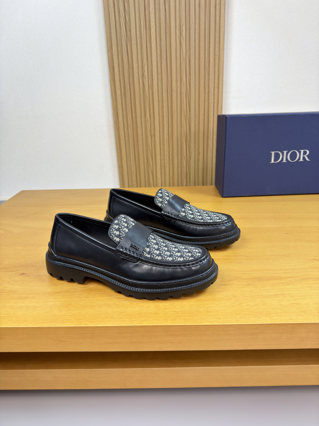 NO:778929,[Dior] Dior - High-end quality original formal leather shoes - Original nappa calfskin upper, brand totem cloth, shoe leather. Hand-stitched mark thread, brand metal logo fastener cross-arm decoration - Water-dyed cowhide lining - Ultra-light TPU foam outsole; molded outsole - Ultra-high quality control, fine workmanship highlighted (high-end, luxury, grade) -Size  38-44 (45, can be customized)·D0185,,dior,dior,cowhide19860909【 Dior】迪奥  -高端品质 原单·正装皮鞋 -鞋面原版纳帕小牛皮、品牌图腾布匹、鞋丹.手工串缝马克线、品牌金属logo扣件横担装饰 -内里水染牛皮 -大底超轻TPU发泡；成型大底 -超高品控·做工精细凸显(高端·贵气·档次) -Size 38-44（45,可订做)·D0185,,dior,dior,cowhide,Men's shoes