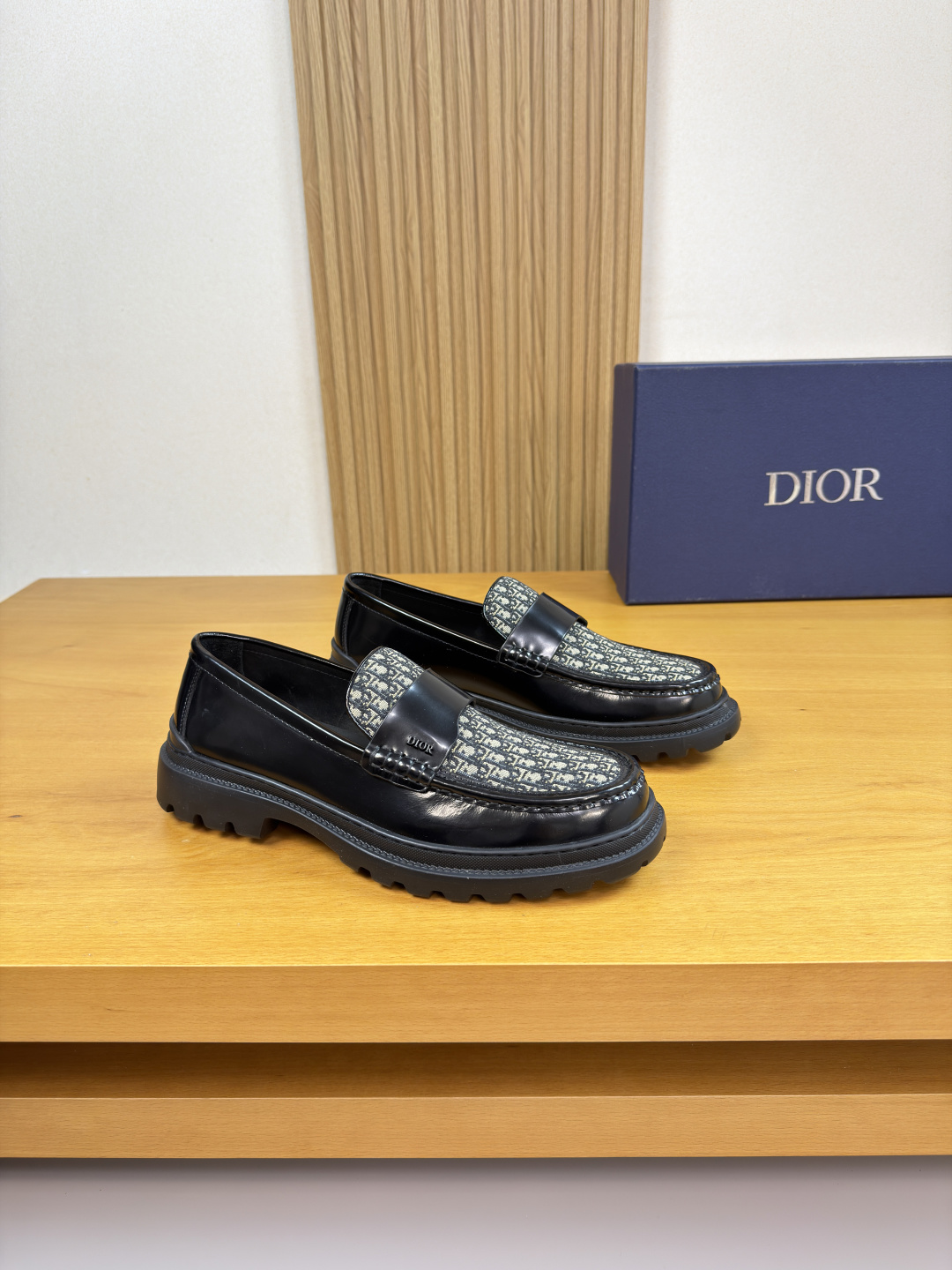 NO:778934,[Dior] Dior - High-end quality original order·Formal leather shoes - Original open-edge beaded calfskin upper, brand totem cloth, shoe leather. Hand-stitched mark thread, brand metal logo fastener cross-arm decoration - Water-dyed cowhide lining - Ultra-light TPU foam outsole; molded outsole - Ultra-high quality control, fine workmanship highlighted (high-end, luxury, grade) -Size  38-44 (45, can be customized)·D0185,,dior,dior,cowhide19860909【 Dior】迪奥  -高端品质 原单·正装皮鞋 -鞋面原版开边珠小牛皮、品牌图腾布匹、鞋丹.手工串缝马克线、品牌金属logo扣件横担装饰 -内里水染牛皮 -大底超轻TPU发泡；成型大底 -超高品控·做工精细凸显(高端·贵气·档次) -Size 38-44（45,可订做)·D0185,,dior,dior,cowhide,Men's shoes