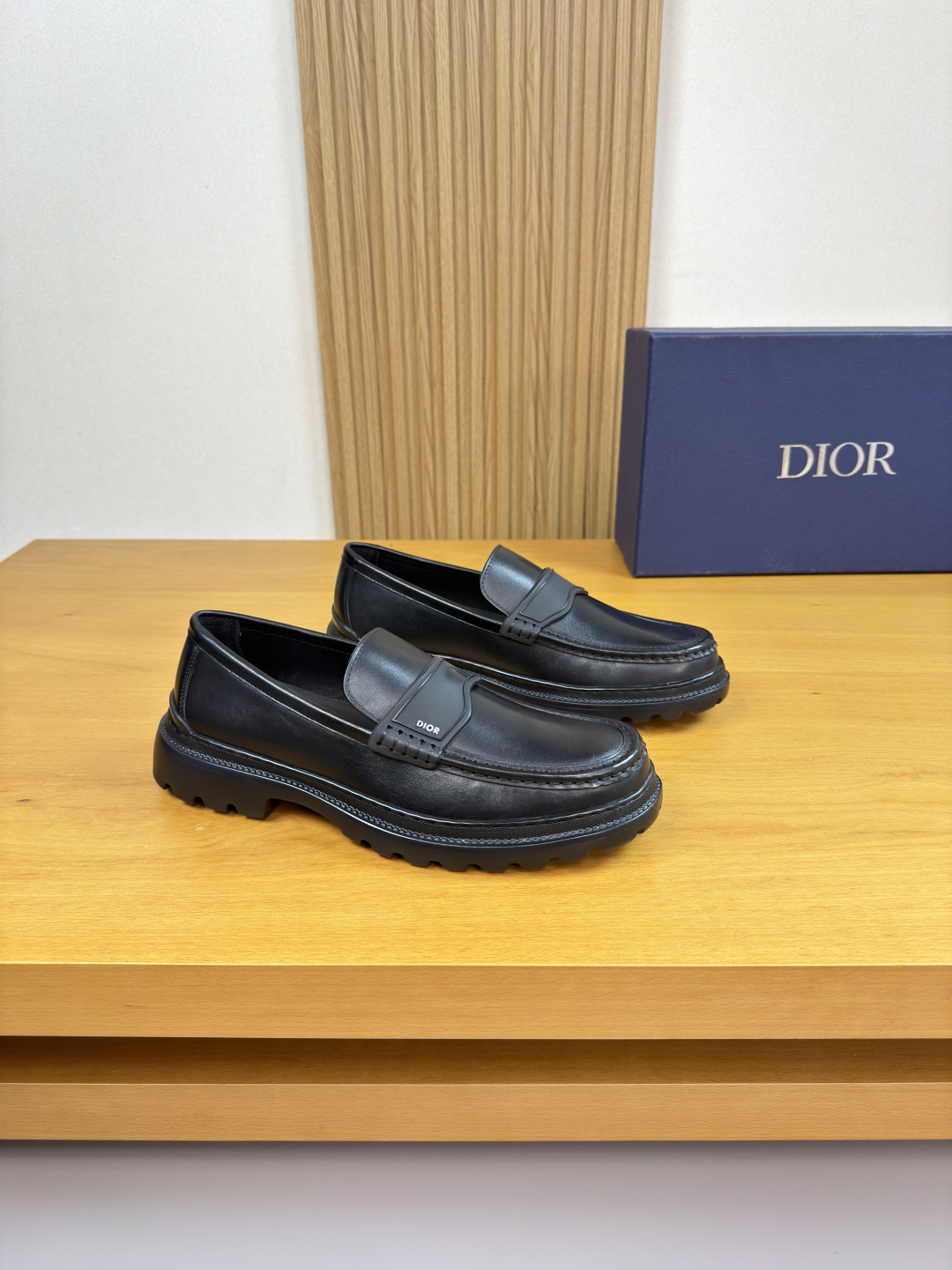 NO:778886,[Dior] Dior - High-end quality original formal leather shoes - Original nappa calfskin upper, shoe leather. Hand-stitched mark thread, brand plastic module logo cross-arm decoration - Water-dyed cowhide inside - Ultra-light TPU foam outsole; molded outsole - Ultra-high quality control, fine workmanship (high-end, luxury, grade) -Size 38-44 (45, can be customized)·D0185,, dior, dior, cowhide19860909【 Dior】迪奥  -高端品质 原单·正装皮鞋 -鞋面原版纳帕小牛皮、鞋丹.手工串缝马克线、品牌塑料模块logo横担装饰 -内里水染牛皮 -大底超轻TPU发泡；成型大底 -超高品控·做工精细凸显(高端·贵气·档次) -Size 38-44（45,可订做)·D0185,,dior,dior,cowhide,Men's shoes