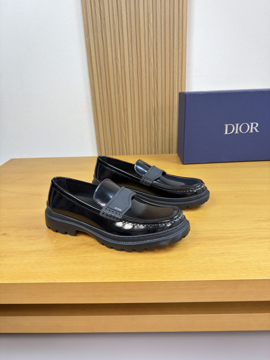 NO:778892,[Dior] Dior - High-end quality original order·Formal leather shoes - Original open-edge beaded calfskin on the upper, shoe leather. Hand-stitched mark thread, brand plastic module logo cross-arm decoration - Water-dyed cowhide inside - Ultra-light TPU foam outsole; molded outsole - Ultra-high quality control, fine workmanship highlighted (high-end, luxury, grade) -Size  38-44 (45, can be customized)·D0185,,dior,dior,cowhide19860909【 Dior】迪奥  -高端品质 原单·正装皮鞋 -鞋面原版开边珠小牛皮、鞋丹.手工串缝马克线、品牌塑料模块logo横担装饰 -内里水染牛皮 -大底超轻TPU发泡；成型大底 -超高品控·做工精细凸显(高端·贵气·档次) -Size 38-44（45,可订做)·D0185,,dior,dior,cowhide,Men's shoes
