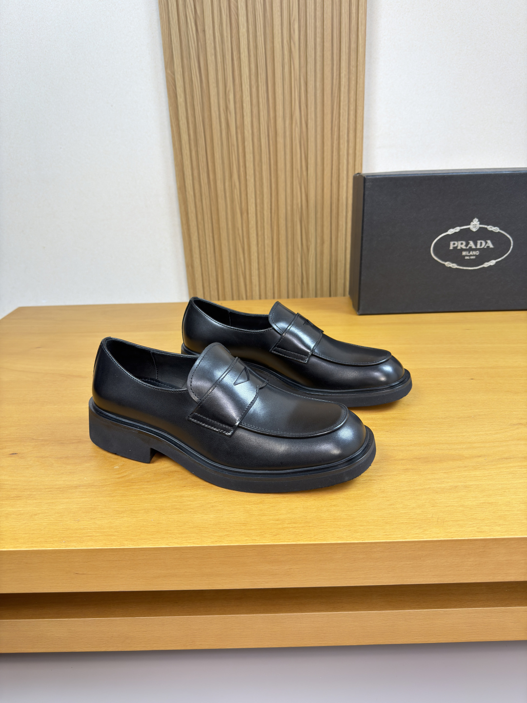 NO:778898,[PRADA] Prada - high-end quality original formal leather shoes - upper original nappa calfskin, shoe leather, piping technology, brand cross-arm decoration - lining water-dyed cowhide - outsole ultra-light TPU foam; molded outsole - ultra-high quality control, fine workmanship (high-end, luxury, grade) -Size 38-44 (45, can be customized)·D0185,, prada, prada, cowhide19860909【 PRADA】普拉达 -高端品质 原单·正装皮鞋 -鞋面原版纳帕小牛皮、鞋丹.车滚边工艺、品牌横担装饰 -内里水染牛皮 -大底超轻TPU发泡；成型大底 -超高品控·做工精细凸显(高端·贵气·档次) -Size 38-44（45,可订做)·D0185,,prada,prada,cowhide,Men's shoes