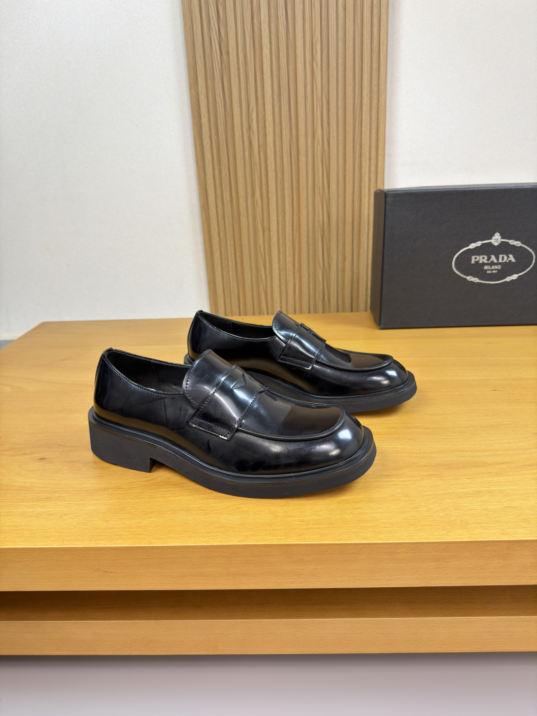 NO:778904,[PRADA] Prada - High-end quality original order formal leather shoes - Original open-edge beaded calfskin upper, piping process, brand cross-arm decoration - Water-dyed cowhide lining - Ultra-light TPU foam outsole; molded outsole - Ultra-high quality control, fine workmanship (high-end, luxury, grade) -Size 38-44 (45, can be customized)·D0185,, prada, prada, cowhide19860909【 PRADA】普拉达 -高端品质 原单·正装皮鞋 -鞋面原版开边珠小牛皮、鞋丹.车滚边工艺、品牌横担装饰 -内里水染牛皮 -大底超轻TPU发泡；成型大底 -超高品控·做工精细凸显(高端·贵气·档次) -Size 38-44（45,可订做)·D0185,,prada,prada,cowhide,Men's shoes