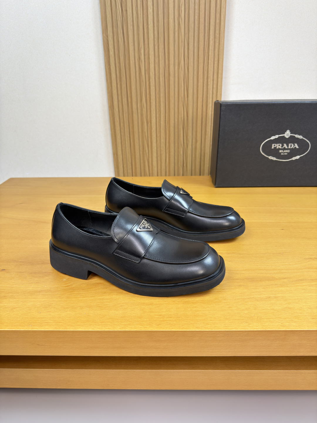 NO:778910,[PRADA] Prada - high-end quality original formal leather shoes - original nappa calfskin upper, piping technology, brand metal logo fastener cross-arm decoration - water-dyed cowhide inside - ultra-light TPU foam outsole; molded outsole - ultra-high quality control, fine workmanship (high-end, luxury, grade) -Size 38-44 (45, can be customized)·D0185,, prada, prada, cowhide19860909【 PRADA】普拉达 -高端品质 原单·正装皮鞋 -鞋面原版纳帕小牛皮、鞋丹.车滚边工艺、品牌金属logo扣件横担装饰 -内里水染牛皮 -大底超轻TPU发泡；成型大底 -超高品控·做工精细凸显(高端·贵气·档次) -Size 38-44（45,可订做)·D0185,,prada,prada,cowhide,Men's shoes