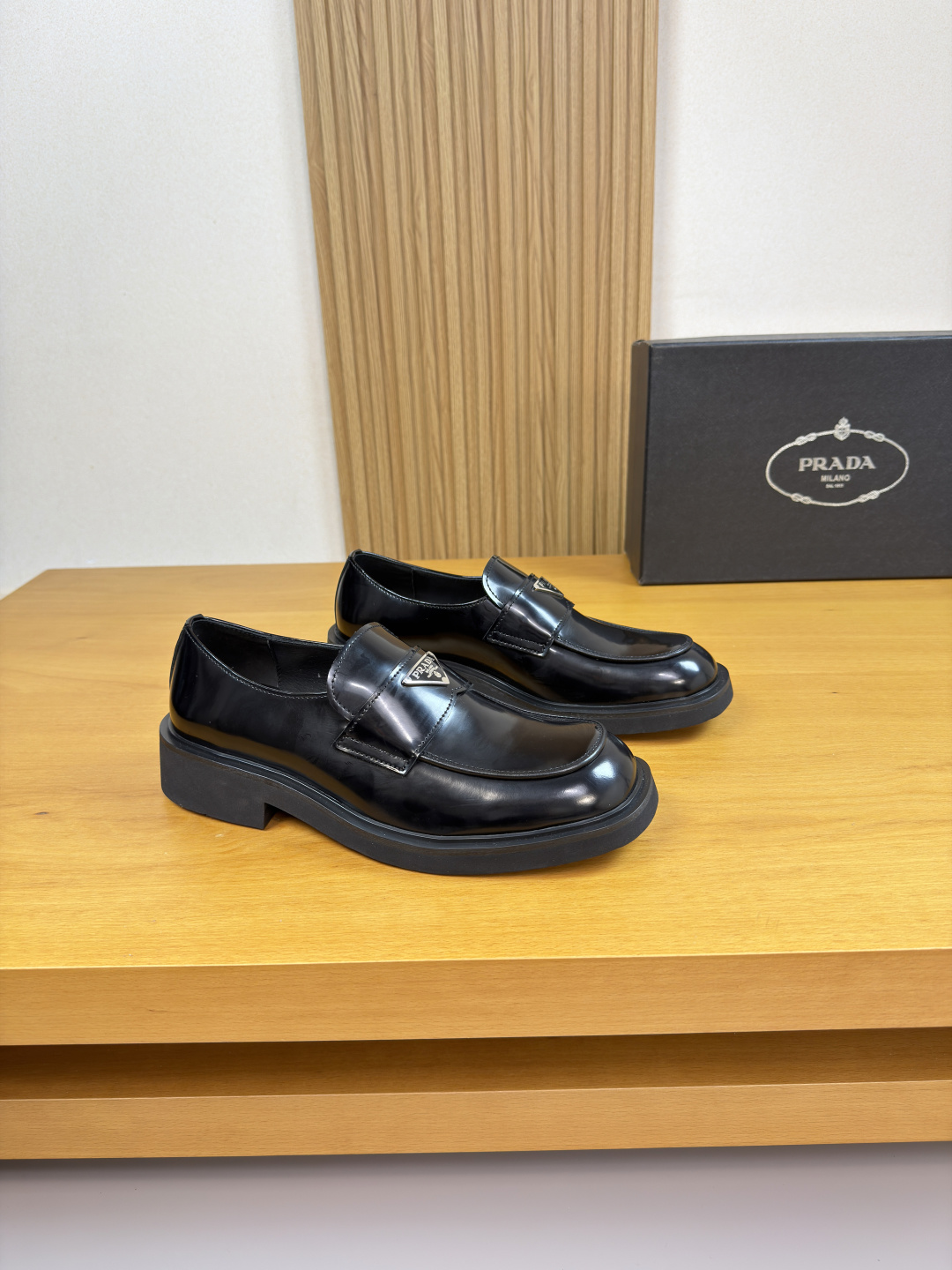 NO:778915,[PRADA] Prada - High-end quality original order·Formal leather shoes -Original open-edge beaded calfskin on the upper, piping process, brand metal logo fastener cross-arm decoration -Water-dyed cowhide on the inside -Ultra-light TPU foam outsole; molded outsole -Ultra-high quality control, fine workmanship highlighted (high-end, luxury, grade) -Size  38-44 (45, can be customized)·D0185,,prada,prada,cowhide19860909【 PRADA】普拉达 -高端品质 原单·正装皮鞋 -鞋面原版开边珠小牛皮、鞋丹.车滚边工艺、品牌金属logo扣件横担装饰 -内里水染牛皮 -大底超轻TPU发泡；成型大底 -超高品控·做工精细凸显(高端·贵气·档次) -Size 38-44（45,可订做)·D0185,,prada,prada,cowhide,Men's shoes
