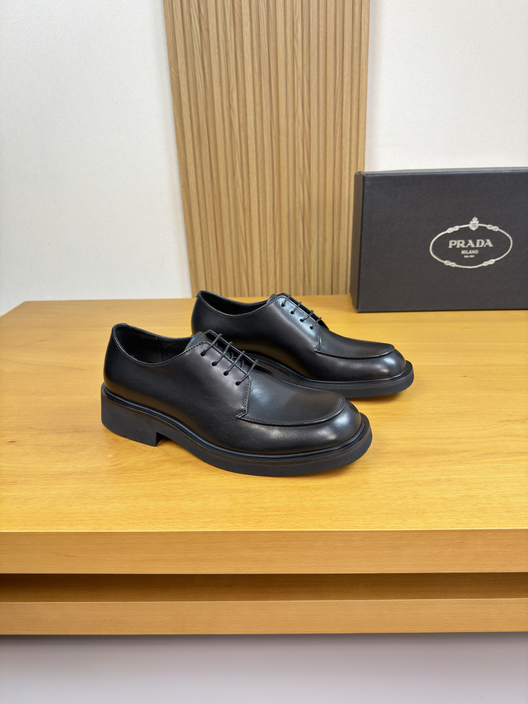 NO:778920,[PRADA] Prada - High-end quality original formal leather shoes - Original nappa calfskin upper, piping technology, perfect splicing - Water-dyed cowhide lining - Ultra-light TPU foam outsole; molded outsole - Super high quality control, fine workmanship (high-end, luxury, grade) -Size 38-44 (45, can be customized)·D0185,, prada, prada, cowhide19860909【 PRADA】普拉达 -高端品质 原单·正装皮鞋 -鞋面原版纳帕小牛皮、鞋丹.车滚边工艺、完美拼接 -内里水染牛皮 -大底超轻TPU发泡；成型大底 -超高品控·做工精细凸显(高端·贵气·档次) -Size 38-44（45,可订做)·D0185,,prada,prada,cowhide,Men's shoes