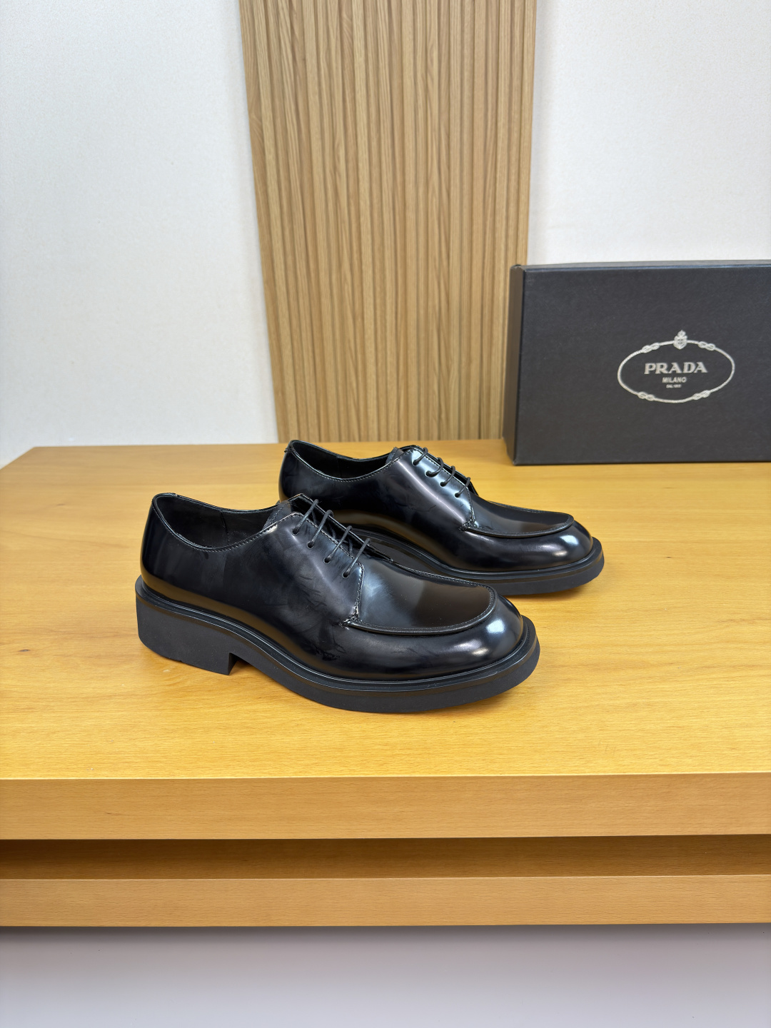 NO:778925,[PRADA] Prada - High-end quality original formal leather shoes - Original open-edge beaded calfskin upper, piping process, perfect splicing - Water-dyed cowhide lining - Ultra-light TPU foam outsole; molded outsole - Ultra-high quality control, fine workmanship (high-end, luxury, grade) -Size 38-44 (45, can be customized)·D0185,, prada, prada, cowhide19860909【 PRADA】普拉达 -高端品质 原单·正装皮鞋 -鞋面原版开边珠小牛皮、鞋丹.车滚边工艺、完美拼接 -内里水染牛皮 -大底超轻TPU发泡；成型大底 -超高品控·做工精细凸显(高端·贵气·档次) -Size 38-44（45,可订做)·D0185,,prada,prada,cowhide,Men's shoes