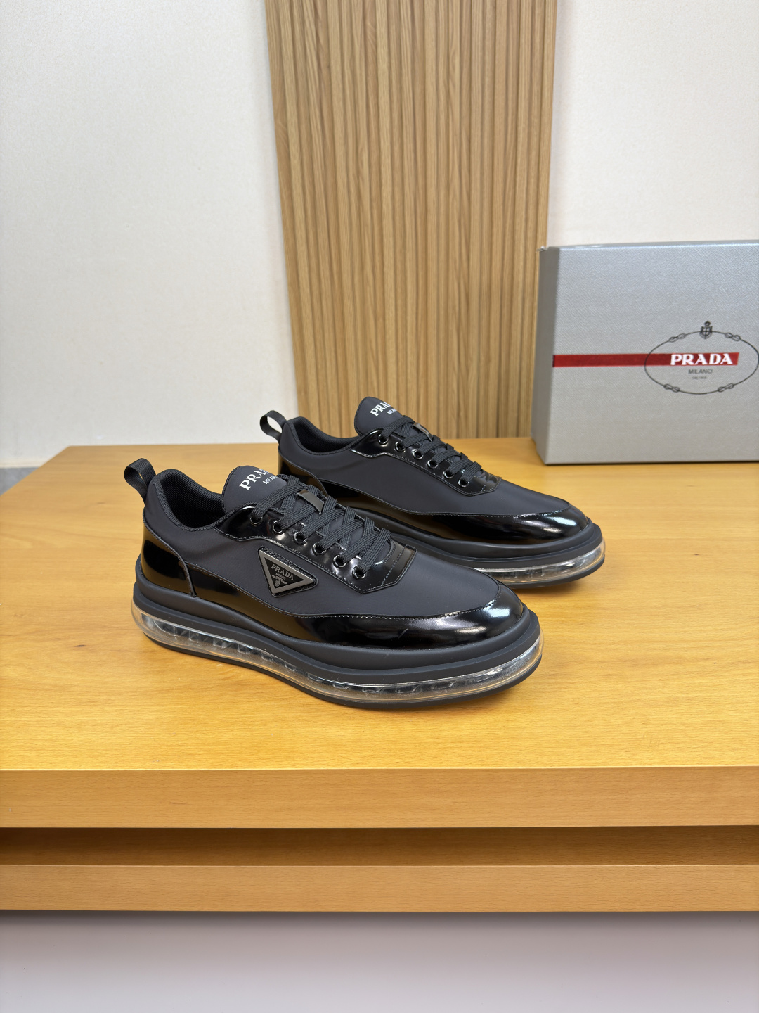 NO:778930,[PRADA] Prada - High-end quality original casual sports shoes - Open edge beaded calfskin upper, brand canvas fabric, shoe body sewn brand metal fasteners, tongue. Silk screen high frequency brand logo - Brand canvas lining, feet; water-dyed cowhide - Outsole ultra-light TPR rubber, vacuum; Molded air bag outsole - Ultra-high quality control, fine workmanship highlights (high-end, luxury, grade) -Size  38-44 (45, can be customized)·PR0135,,prada,prada,sneakers,cowhide19860909【 PRADA】普拉达  -高端品质 原单·休闲运动鞋 -鞋面开边珠小牛皮、品牌帆布布匹、鞋身车缝品牌金属扣件、鞋舌.丝印高周波品牌logo -内里品牌帆布,垫脚；水染牛皮 -大底超轻TPR橡胶·抽真空; 成型气囊大底 -超高品控·做工精细凸显(高端·贵气·档次) -Size 38-44（45,可订做)·PR0135,,prada,prada,sneakers,cowhide,Men's shoes