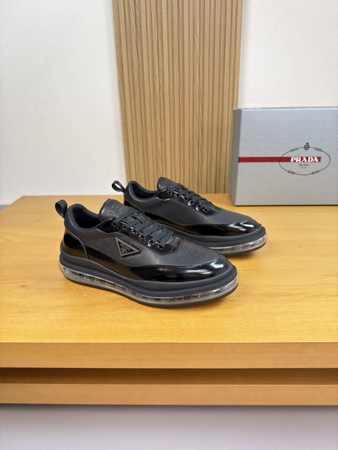 NO:778935,[PRADA] Prada - high-end quality original casual sports shoes - open edge beaded calfskin, Nappa calfskin, shoe body sewn brand metal fasteners, tongue, silk screen high frequency brand logo - lining brand canvas, feet; water-dyed cowhide - outsole ultra-light TPR rubber, vacuum; molded air bag outsole - ultra-high quality control, fine workmanship highlights (high-end, luxury, grade) -Size  38-44 (45, can be customized)·PR0135,,prada,prada,sneakers,cowhide19860909【 PRADA】普拉达  -高端品质 原单·休闲运动鞋 -鞋面开边珠小牛皮、纳帕小牛皮、鞋身车缝品牌金属扣件、鞋舌.丝印高周波品牌logo -内里品牌帆布,垫脚；水染牛皮 -大底超轻TPR橡胶·抽真空; 成型气囊大底 -超高品控·做工精细凸显(高端·贵气·档次) -Size 38-44（45,可订做)·PR0135,,prada,prada,sneakers,cowhide,Men's shoes