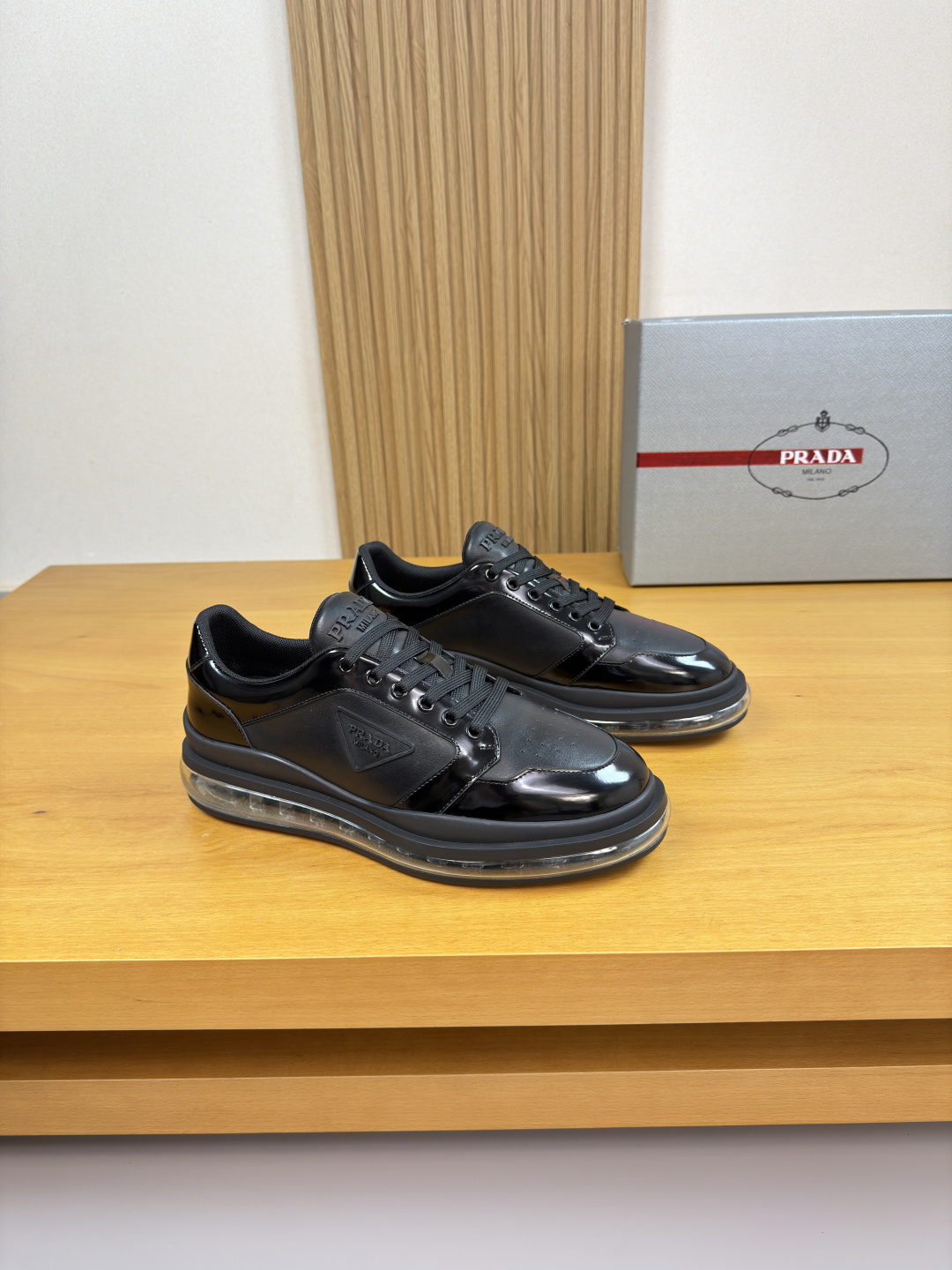 NO:778893,[PRADA] Prada - high-end quality original casual sports shoes - open edge beaded calfskin, nappa calfskin, shoe body, tongue, injection molded brand logo - brand canvas lining, feet; water-dyed cowhide - outsole ultra-light TPR rubber, vacuum; molded air bag outsole - ultra-high quality control, fine workmanship highlighted (high-end, luxury, grade) -Size  38-44 (45, can be customized)·PR0135,,prada,prada,sneakers,cowhide19860909【 PRADA】普拉达  -高端品质 原单·休闲运动鞋 -鞋面开边珠小牛皮、纳帕小牛皮、鞋身.鞋舌.注塑品牌logo -内里品牌帆布,垫脚；水染牛皮 -大底超轻TPR橡胶·抽真空; 成型气囊大底 -超高品控·做工精细凸显(高端·贵气·档次) -Size 38-44（45,可订做)·PR0135,,prada,prada,sneakers,cowhide,Men's shoes