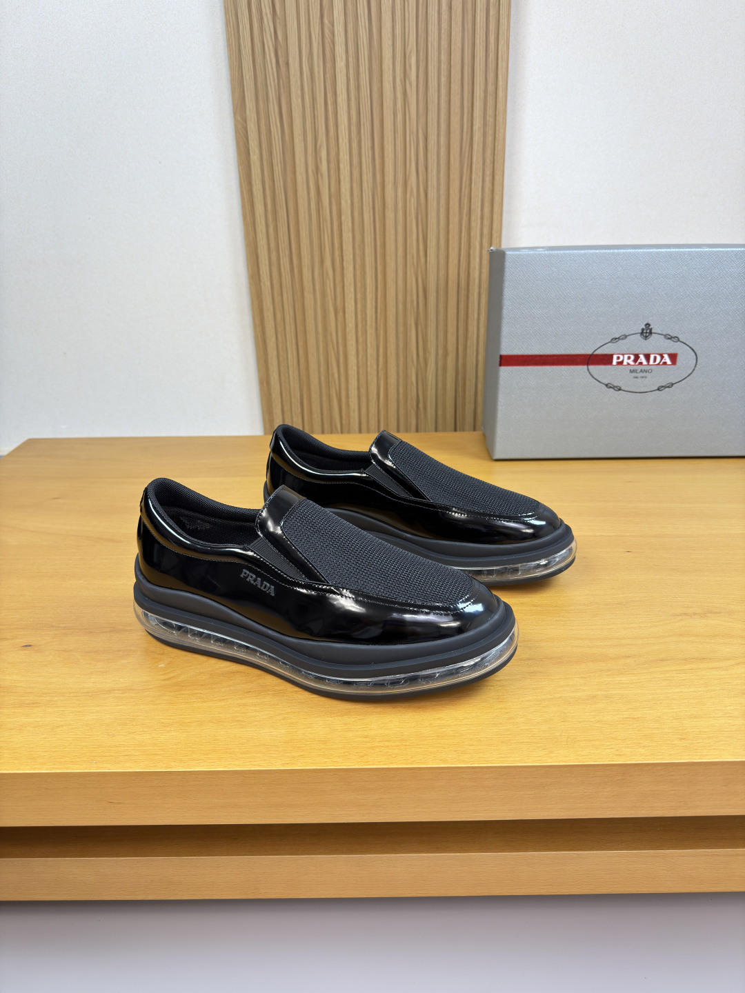 NO:778899,[PRADA] Prada - high-end quality original casual sports shoes - open edge beaded calfskin upper, brand canvas fabric, shoe body. Brand metal logo fastener - brand canvas lining, feet; water-dyed cowhide - outsole ultra-light TPR rubber, vacuum; molded air bag outsole - ultra-high quality control, fine workmanship highlighted (high-end, luxury, grade) -Size  38-44 (45, can be customized)·PR0135,,prada,prada,sneakers,cowhide19860909【 PRADA】普拉达  -高端品质 原单·休闲运动鞋 -鞋面开边珠小牛皮、品牌帆布布匹、鞋身.品牌金属logo扣件 -内里品牌帆布,垫脚；水染牛皮 -大底超轻TPR橡胶·抽真空; 成型气囊大底 -超高品控·做工精细凸显(高端·贵气·档次) -Size 38-44（45,可订做)·PR0135,,prada,prada,sneakers,cowhide,Men's shoes