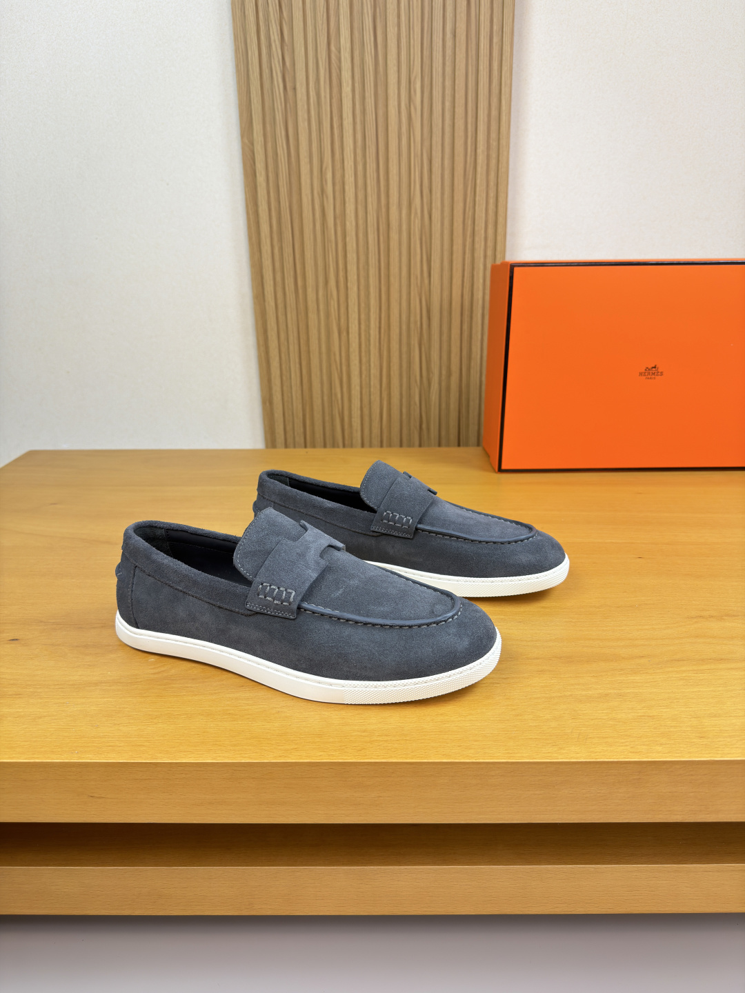 NO:779097,[HERMES] Hermès - High-end quality original casual sports sneakers - High mercerized suede calfskin upper, shoe leather. Hand-stitched mark thread, brand cross-arm decoration - Water-dyed cowhide lining - Ultra-light original TPR rubber outsole; molded outsole - Ultra-high quality control, fine workmanship (high-end, luxury, grade) -Size  39-44 (38.45.46. Can be customized)·H0231,,hermes,hermes,cowhide19860909【 HERMES】爱马仕 -高端品质 原单·休闲运动板鞋 -鞋面高丝光反绒小牛皮、鞋丹.手工串缝马克线、品牌横担装饰 -内里水染牛皮 -大底超轻原版TPR.橡胶；成型大底 -超高品控·做工精细凸显(高端·贵气·档次) -Size 39-44（38.45.46.可订做)·H0231,,hermes,hermes,cowhide,Men's shoes
