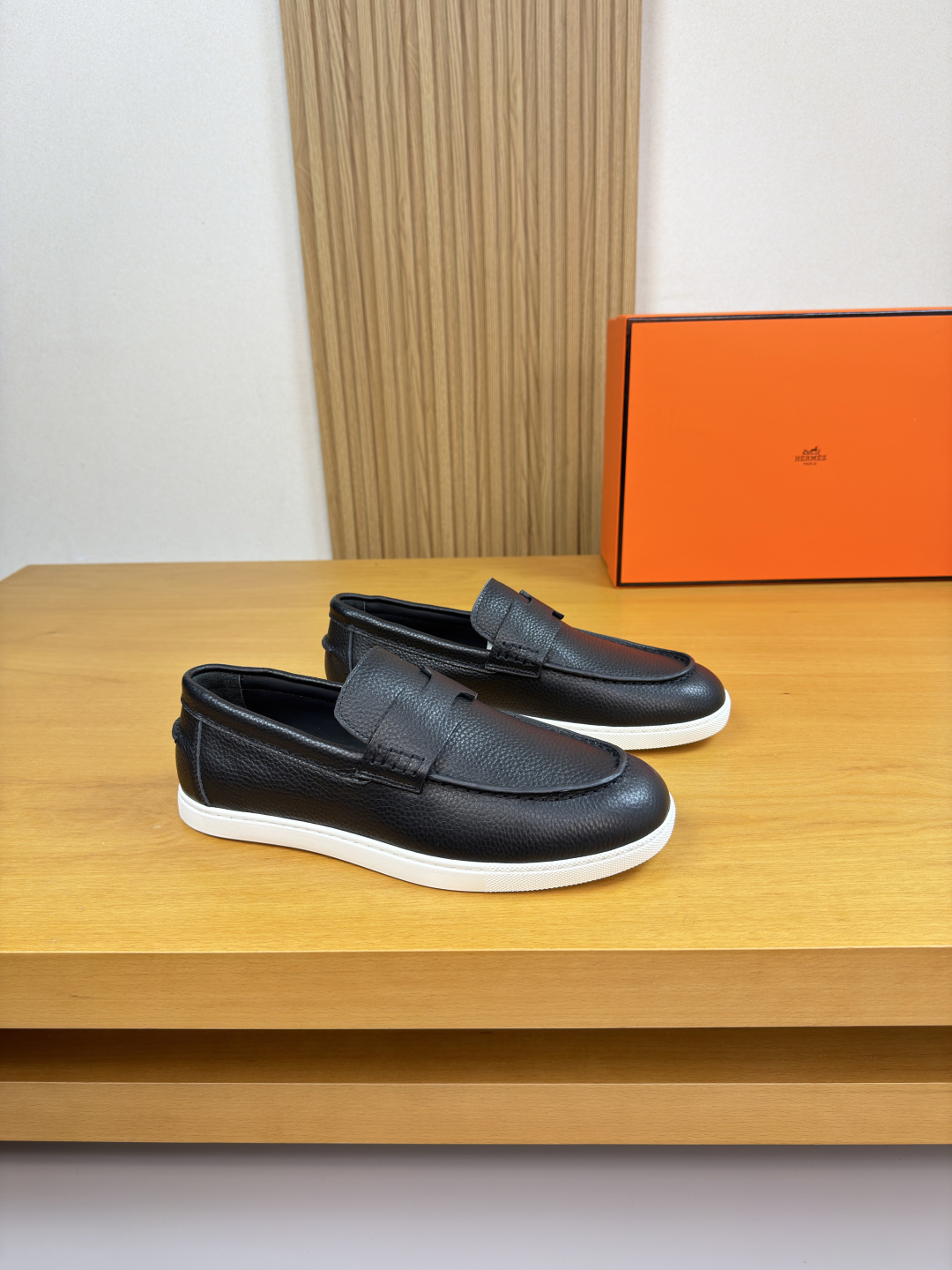 NO:779103,[HERMES] Hermès - high-end quality original casual sports sneakers - upper pebbled calfskin, shoe leather. Hand-stitched mark thread, brand cross-arm decoration - water-dyed cowhide lining - ultra-light original TPR rubber outsole; molded outsole - ultra-high quality control, fine workmanship (high-end, luxury, grade) -Size  39-44 (38.45.46. Can be customized)·H0231,,hermes,hermes,cowhide19860909【 HERMES】爱马仕 -高端品质 原单·休闲运动板鞋 -鞋面荔纹小牛皮、鞋丹.手工串缝马克线、品牌横担装饰 -内里水染牛皮 -大底超轻原版TPR.橡胶；成型大底 -超高品控·做工精细凸显(高端·贵气·档次) -Size 39-44（38.45.46.可订做)·H0231,,hermes,hermes,cowhide,Men's shoes