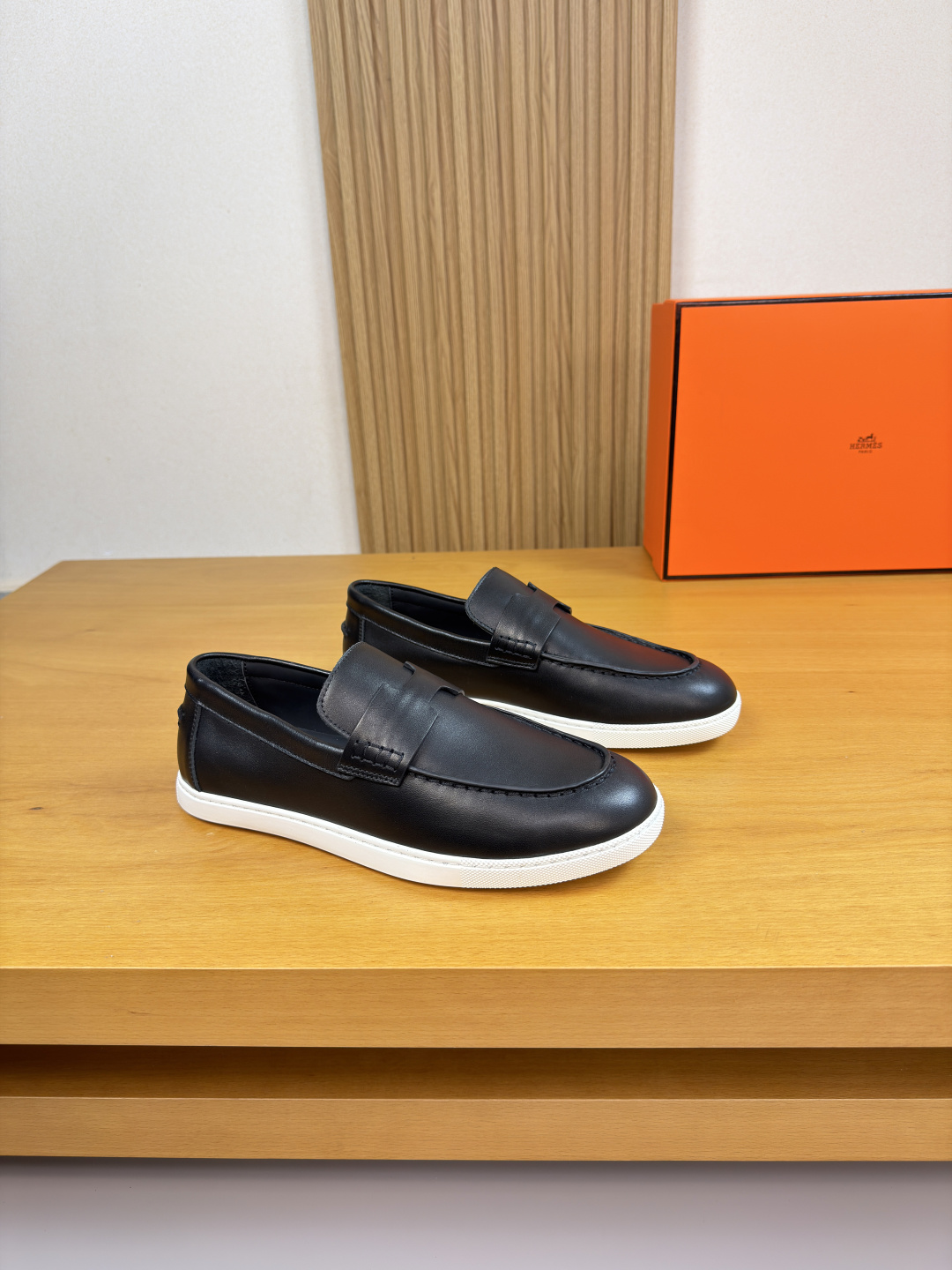 NO:779108,[HERMES] Hermès - High-end quality original casual sports shoes - Upper Nappa calfskin, shoe leather. Hand-stitched mark thread, brand cross-arm decoration - Water-dyed cowhide lining - Ultra-light original TPR rubber outsole; molded outsole - Ultra-high quality control, fine workmanship highlighted (high-end, luxury, grade) -Size  39-44 (38.45.46. Can be customized)·H0231,,hermes,hermes,cowhide19860909【 HERMES】爱马仕 -高端品质 原单·休闲运动板鞋 -鞋面纳帕小牛皮、鞋丹.手工串缝马克线、品牌横担装饰 -内里水染牛皮 -大底超轻原版TPR.橡胶；成型大底 -超高品控·做工精细凸显(高端·贵气·档次) -Size 39-44（38.45.46.可订做)·H0231,,hermes,hermes,cowhide,Men's shoes