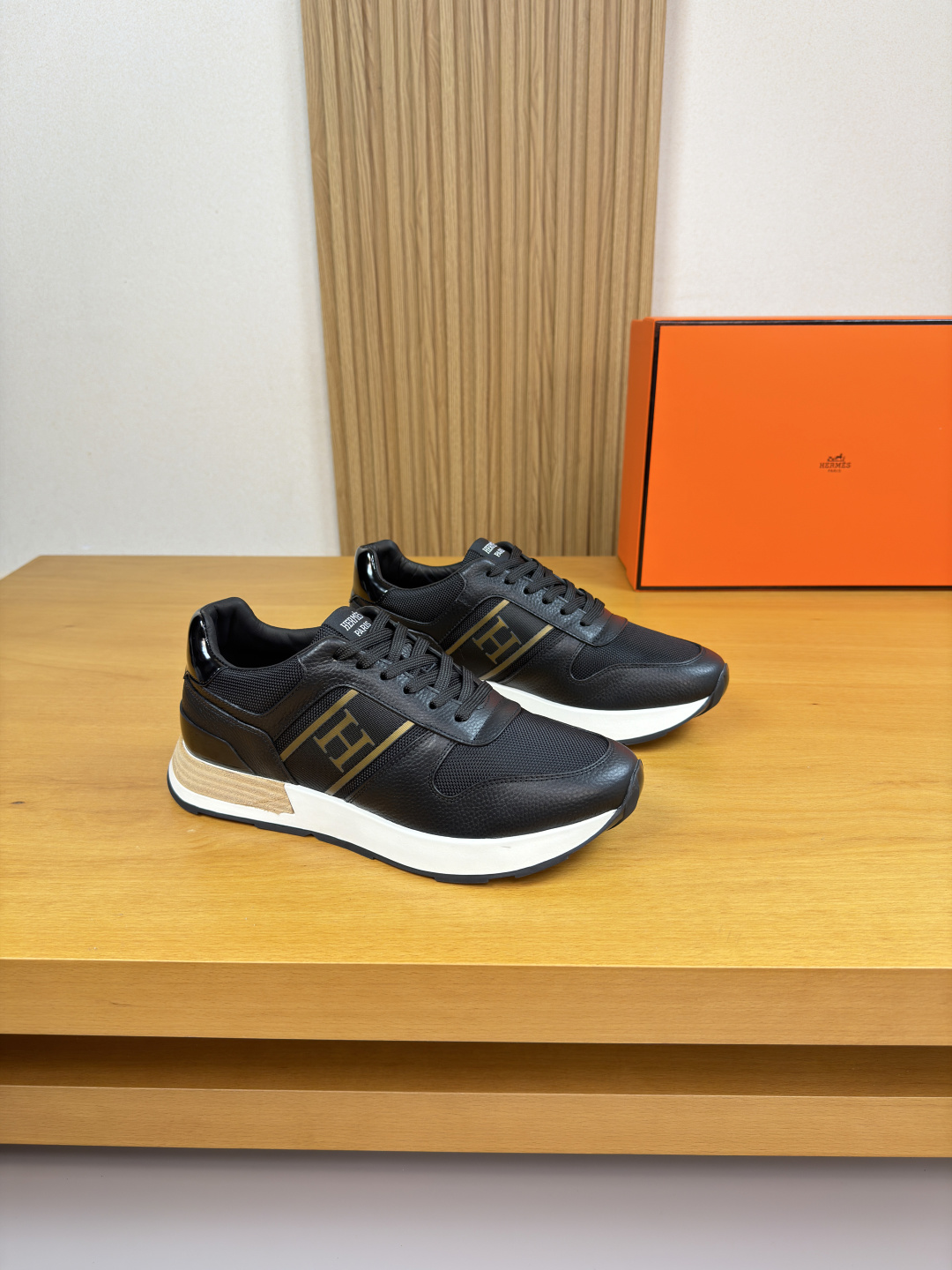 NO:779113,[HERMES] Hermès - high-end quality original casual sports shoes - pebbled calfskin upper, brand high mercerized canvas, brand H totem webbing sewn on the shoe body, brand logo cloth label on the tongue - water-dyed cowhide lining - ultra-light TPU foam rubber outsole; two-color molded outsole - ultra-high quality control, fine workmanship highlighted (high-end, luxury, grade) -Size  39-44 (38,45, can be customized)·0118,,hermes,hermes,sneakers,cowhide19860909【 HERMES】爱马仕 -高端品质 原单·休闲运动鞋 -鞋面荔纹小牛皮、品牌高丝光帆布、鞋身车缝品牌H图腾织带、鞋舌品牌logo布标 -内里水染牛皮 -大底超轻TPU发泡·橡胶；双色成型大底 -超高品控·做工精细凸显(高端·贵气·档次) -Size 39-44（38,45,可订做)·0118,,hermes,hermes,sneakers,cowhide,Men's shoes