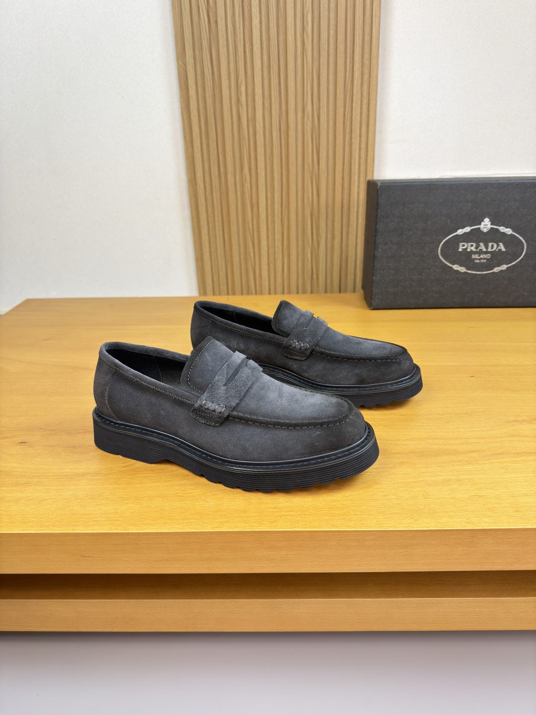 NO:779118,[PRADA] Prada - high-end quality original order casual sports shoes - upper suede calfskin, shoe leather. Hand-stitched mark thread, brand cross-arm decoration - lining water-dyed cowhide - outsole ultra-light TPU foam; molded outsole - ultra-high quality control · fine workmanship highlighted (high-end · luxury · grade) -Size  39-44 (38,45, can be customized)·PR0234,,prada,prada,sneakers,cowhide19860909【 PRADA】普拉达 -高端品质 原单·休闲运动鞋 -鞋面反绒小牛皮、鞋丹.手工串缝马克线、品牌横担装饰 -内里水染牛皮 -大底超轻TPU发泡; 成型大底 -超高品控·做工精细凸显(高端·贵气·档次) -Size 39-44（38,45,可订做)·PR0234,,prada,prada,sneakers,cowhide,Men's shoes