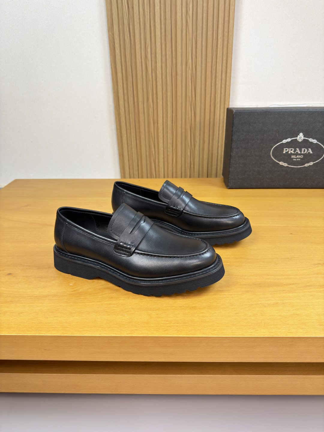 NO:779123,[PRADA] Prada - high-end quality original order casual sports shoes - upper Nappa calf leather, shoe leather. Hand-stitched mark thread, brand cross-arm decoration - lining water-dyed cow leather - outsole ultra-light TPU foam; molded outsole - ultra-high quality control · fine workmanship highlights (high-end · luxury · grade) -Size  39-44 (38,45, can be customized)·PR0234,,prada,prada,sneakers,cowhide19860909【 PRADA】普拉达 -高端品质 原单·休闲运动鞋 -鞋面纳帕小牛皮、鞋丹.手工串缝马克线、品牌横担装饰 -内里水染牛皮 -大底超轻TPU发泡; 成型大底 -超高品控·做工精细凸显(高端·贵气·档次) -Size 39-44（38,45,可订做)·PR0234,,prada,prada,sneakers,cowhide,Men's shoes