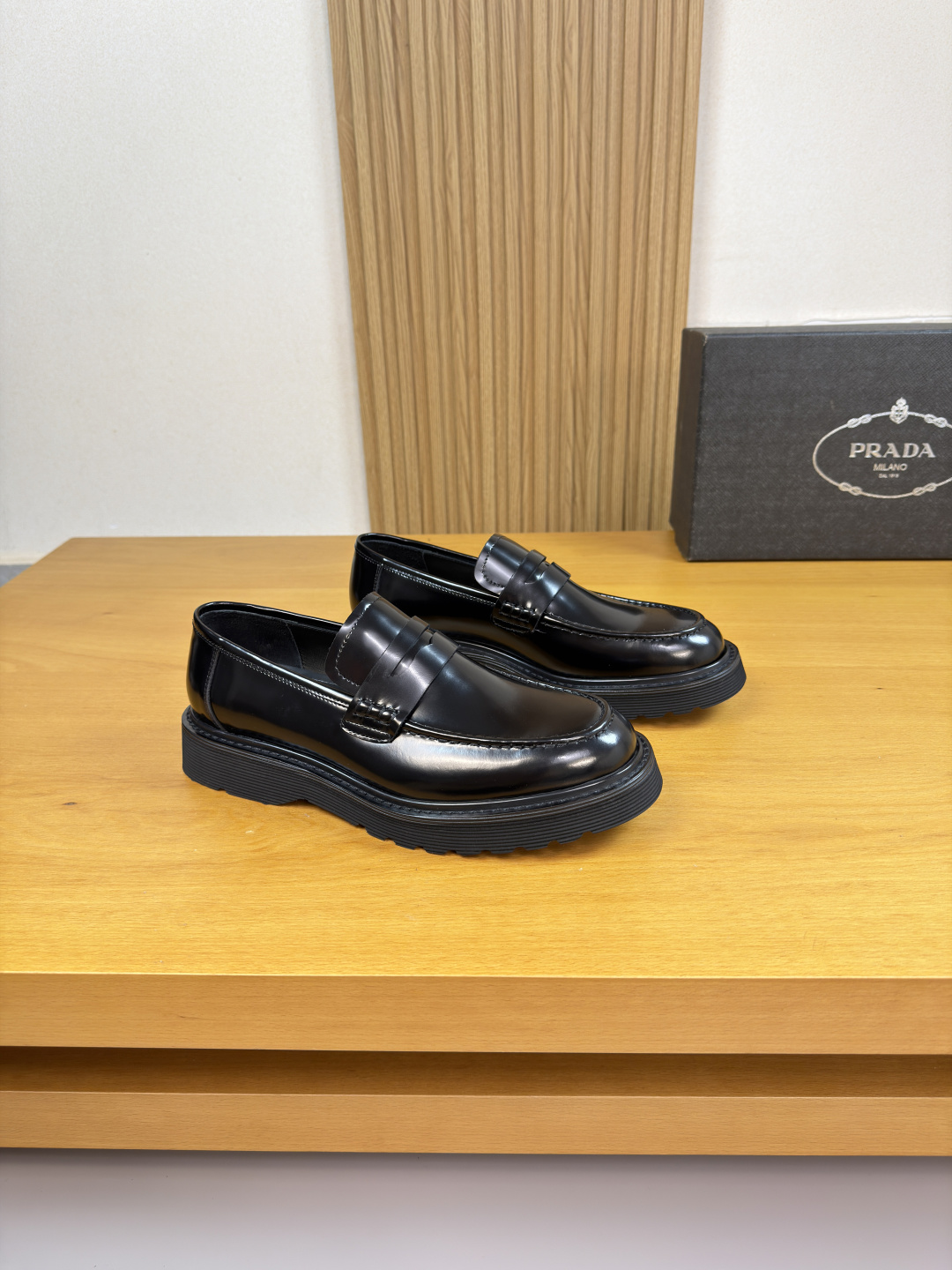 NO:779128,[PRADA] Prada - High-end quality original order·Casual sports shoes -Open edge beaded calfskin on the upper, shoe leather. Hand-stitched mark thread, brand cross-arm decoration -Water-dyed cowhide on the inside -Ultra-light TPU foam outsole; Molded outsole -Ultra-high quality control·Fine workmanship highlights (high-end·luxury·grade) -Size  39-44 (38,45, can be customized)·PR0234,,prada,prada,sneakers,cowhide19860909【 PRADA】普拉达 -高端品质 原单·休闲运动鞋 -鞋面开边珠小牛皮、鞋丹.手工串缝马克线、品牌横担装饰 -内里水染牛皮 -大底超轻TPU发泡; 成型大底 -超高品控·做工精细凸显(高端·贵气·档次) -Size 39-44（38,45,可订做)·PR0234,,prada,prada,sneakers,cowhide,Men's shoes