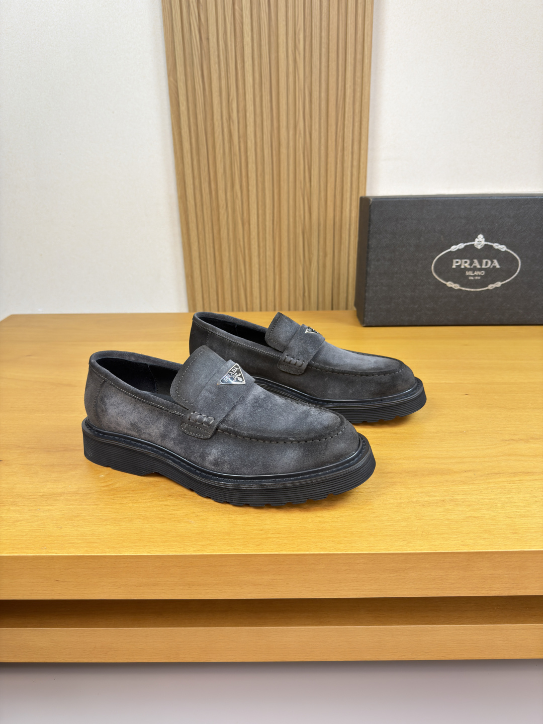 NO:779080,[PRADA] Prada - high-end quality original casual sports shoes - upper suede calfskin, shoe leather, hand-stitched mark thread, brand metal fastener cross-arm decoration - lining water-dyed cowhide - outsole ultra-light TPU foam; molded outsole - ultra-high quality control, fine workmanship highlighted (high-end, luxury, grade) -Size  39-44 (38,45, can be customized)·PR0234,,prada,prada,sneakers,cowhide19860909【 PRADA】普拉达 -高端品质 原单·休闲运动鞋 -鞋面反绒小牛皮、鞋丹.手工串缝马克线、品牌金属扣件横担装饰 -内里水染牛皮 -大底超轻TPU发泡; 成型大底 -超高品控·做工精细凸显(高端·贵气·档次) -Size 39-44（38,45,可订做)·PR0234,,prada,prada,sneakers,cowhide,Men's shoes