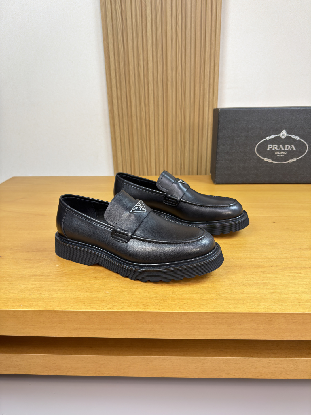 NO:779086,[PRADA] Prada - high-end quality original casual sports shoes - upper Nappa calfskin, shoe leather, hand-stitched mark thread, brand metal fastener cross-arm decoration - water-dyed cowhide lining - ultra-light TPU foam outsole; molded outsole - ultra-high quality control, fine workmanship highlighted (high-end, luxury, grade) -Size  39-44 (38,45, can be customized)·PR0234,,prada,prada,sneakers,cowhide19860909【 PRADA】普拉达 -高端品质 原单·休闲运动鞋 -鞋面纳帕小牛皮、鞋丹.手工串缝马克线、品牌金属扣件横担装饰 -内里水染牛皮 -大底超轻TPU发泡; 成型大底 -超高品控·做工精细凸显(高端·贵气·档次) -Size 39-44（38,45,可订做)·PR0234,,prada,prada,sneakers,cowhide,Men's shoes