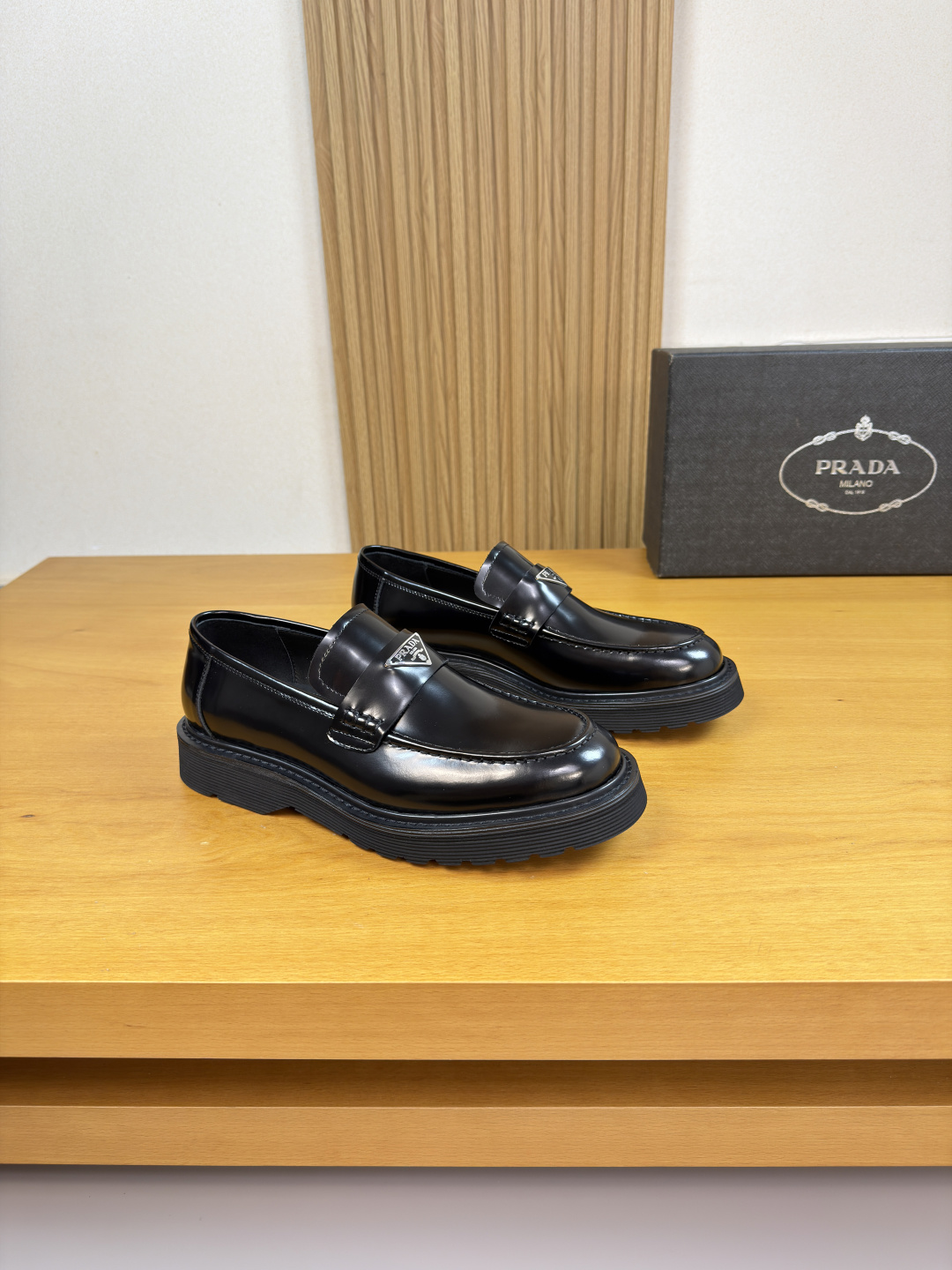 NO:779092,[PRADA] Prada - high-end quality original order casual sports shoes - open-edge beaded calfskin upper, shoe leather, hand-stitched mark thread, brand metal fastener cross-arm decoration - water-dyed cowhide lining - ultra-light TPU foam outsole; molded outsole - ultra-high quality control, fine workmanship (high-end, luxury, grade) -Size  39-44 (38,45, can be customized)·PR0234,,prada,prada,sneakers,cowhide19860909【 PRADA】普拉达 -高端品质 原单·休闲运动鞋 -鞋面开边珠小牛皮、鞋丹.手工串缝马克线、品牌金属扣件横担装饰 -内里水染牛皮 -大底超轻TPU发泡; 成型大底 -超高品控·做工精细凸显(高端·贵气·档次) -Size 39-44（38,45,可订做)·PR0234,,prada,prada,sneakers,cowhide,Men's shoes