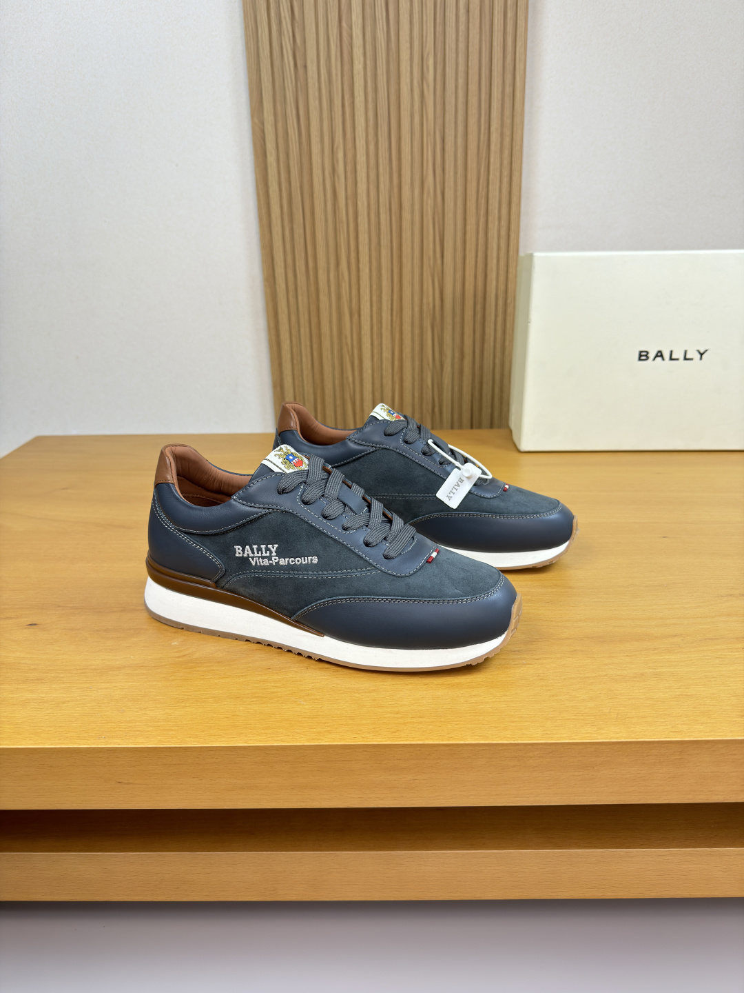 NO:779098,[BALLY] Bally - high-end quality original casual sports shoes - upper imported nappa calfskin, suede calfskin, shoe body. Silk-printed high frequency brand logo, tongue, sewn brand cloth label - lining water-dyed cowhide - outsole ultra-light TPU foam rubber; combined molded outsole - ultra-high quality control, fine workmanship highlighted (high-end, luxury, grade) -Size  39-44 (38,45, can be customized)·B5977,,bally,sneakers,cowhide19860909【 BALLY】巴利 -高端品质 原单·休闲运动鞋 -鞋面进口纳帕小牛皮、反绒小牛皮、鞋身.丝印高周波品牌logo、鞋舌.车缝品牌布标 -内里水染牛皮 -大底超轻TPU发泡·橡胶；组合成型大底 -超高品控·做工精细凸显(高端·贵气·档次) -Size 39-44（38,45,可订做)·B5977,,bally,sneakers,cowhide,Men's shoes