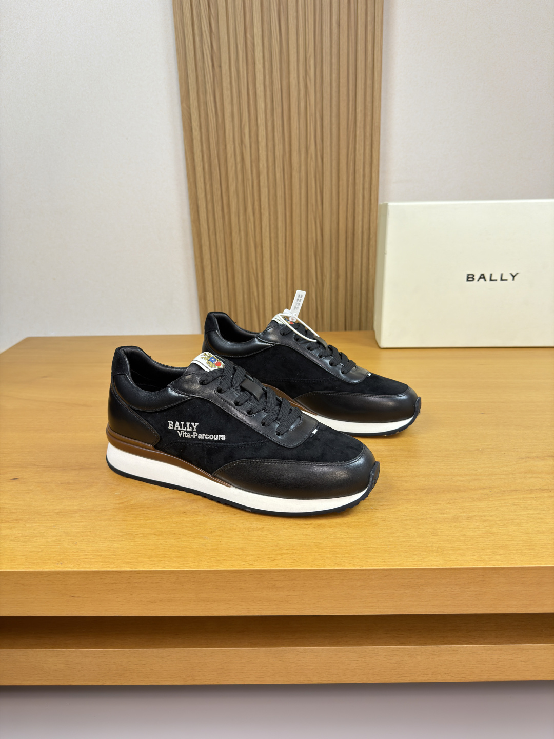 NO:779104,[BALLY] Bally - high-end quality original casual sports shoes - upper imported nappa calfskin, suede calfskin, shoe body. Silk-printed high-frequency brand logo, tongue, sewn brand cloth label - water-dyed cowhide lining - ultra-light wear-resistant velvet rubber outsole; combined molded outsole - ultra-high quality control, fine workmanship highlighted (high-end, luxury, grade) -Size  39-44 (38,45, can be customized)·B5977,,bally,sneakers,cowhide19860909【 BALLY】巴利 -高端品质 原单·休闲运动鞋 -鞋面进口纳帕小牛皮、反绒小牛皮、鞋身.丝印高周波品牌logo、鞋舌.车缝品牌布标 -内里水染牛皮 -大底超轻耐磨绒·橡胶；组合成型大底 -超高品控·做工精细凸显(高端·贵气·档次) -Size 39-44（38,45,可订做)·B5977,,bally,sneakers,cowhide,Men's shoes